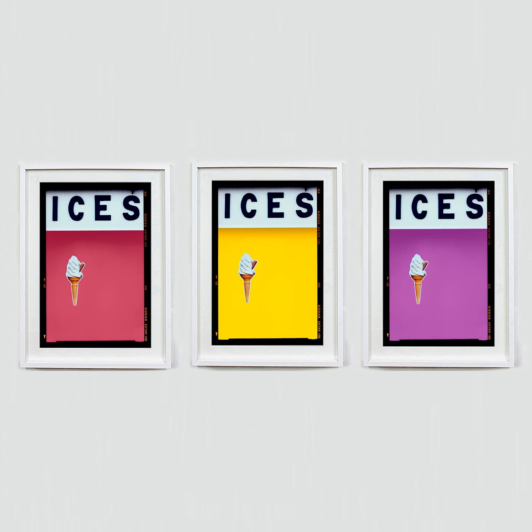 ICES, di Richard Heeps, fotografato sul mare britannico alla fine dell'estate 2020. Questa opera d'arte vuole evocare i ricordi della semplice gioia delle giornate in spiaggia. La colorazione rosa lampone, la tipografia e il tocco surreale del cono