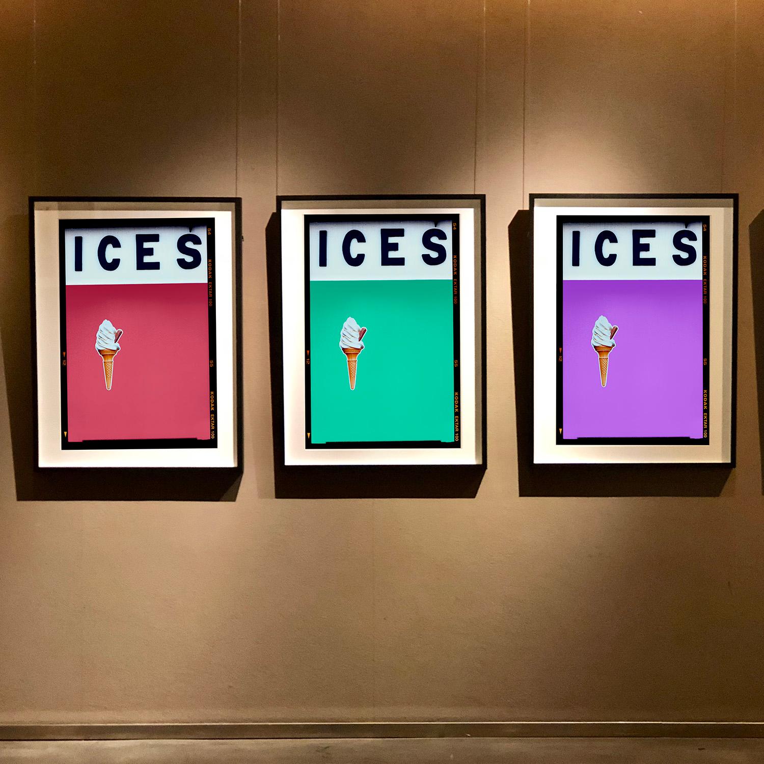 ICES, von Richard Heeps, fotografiert an der britischen Küste am Ende des Sommers 2020. Bei diesem Kunstwerk geht es darum, Erinnerungen an die einfache Freude von Tagen am Strand zu wecken. Die Farbgebung in Himbeerrosa, die Typografie und die