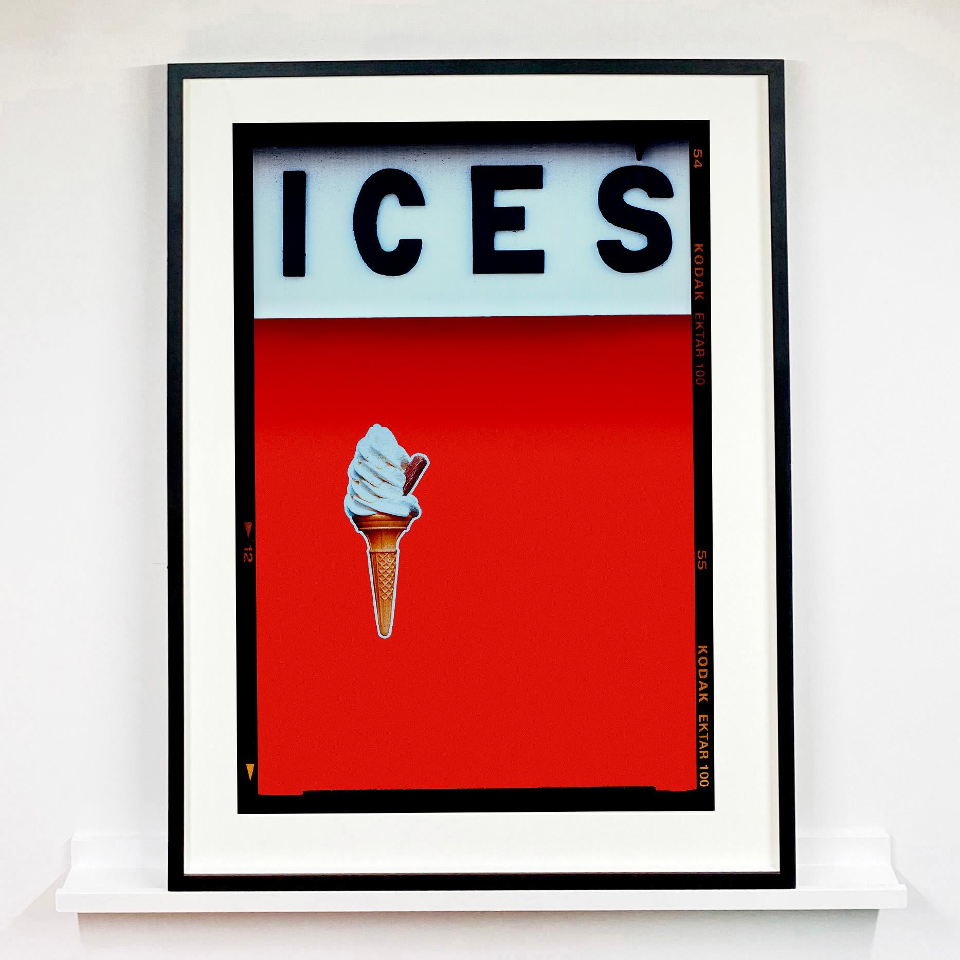 ICES Rot, Bexhill-on-Sea – Pop Art Typografiefotografie – Print von Richard Heeps