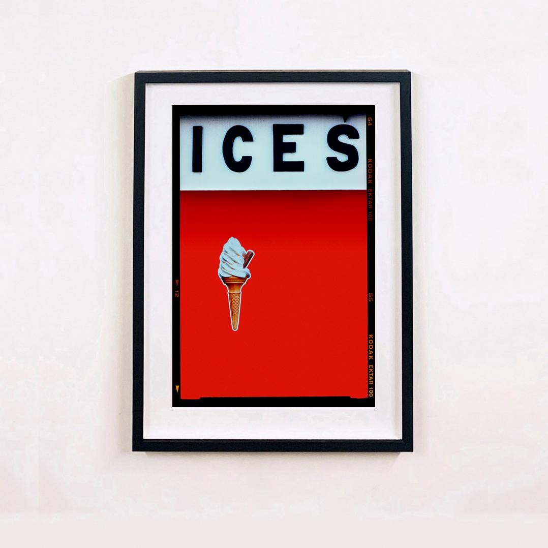 CIEM Rojo, Bexhill-on-Sea - Fotografía Tipográfica Pop Art - Photograph de Richard Heeps
