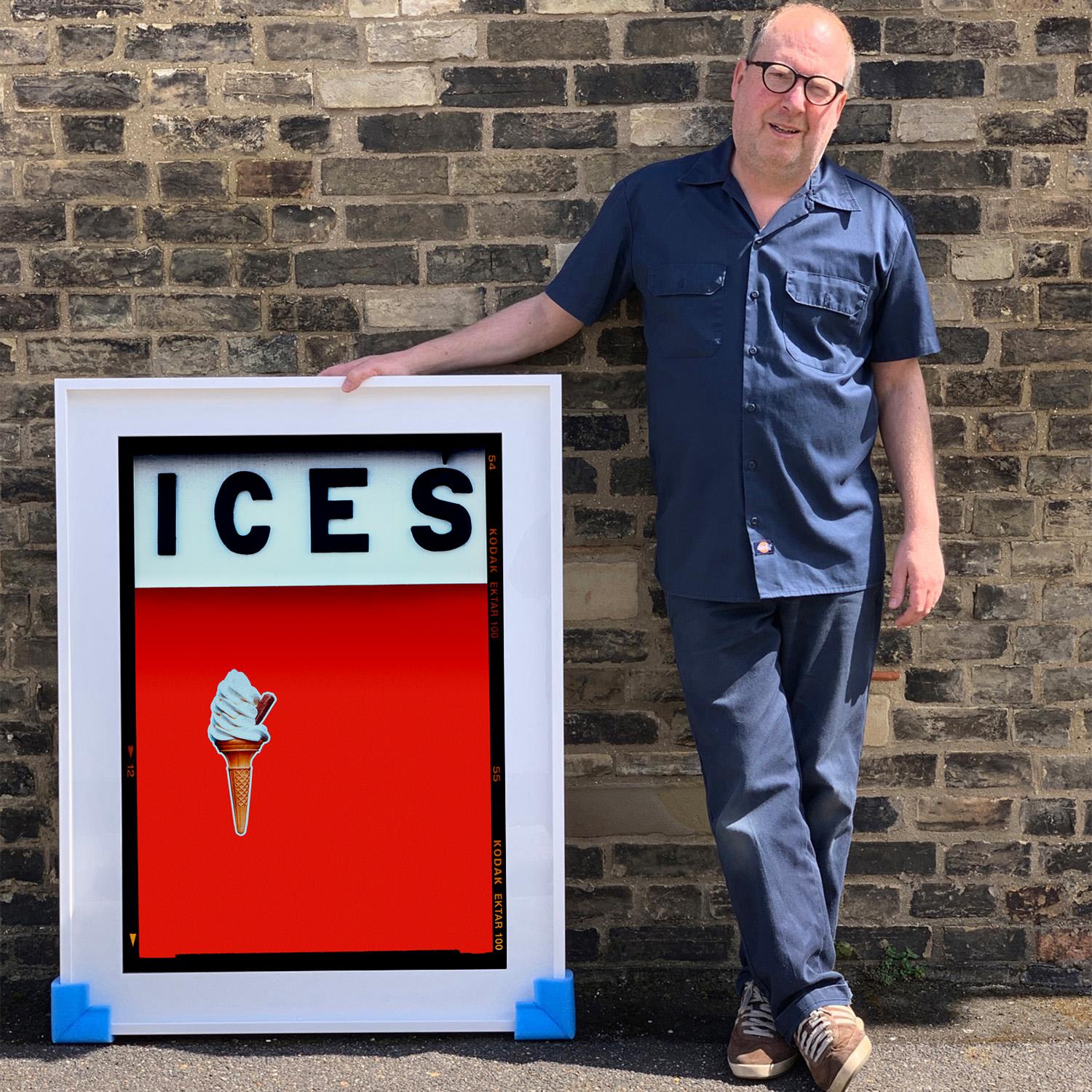 ICES Rot, Bexhill-on-Sea – Pop Art Typografiefotografie (Zeitgenössisch), Print, von Richard Heeps