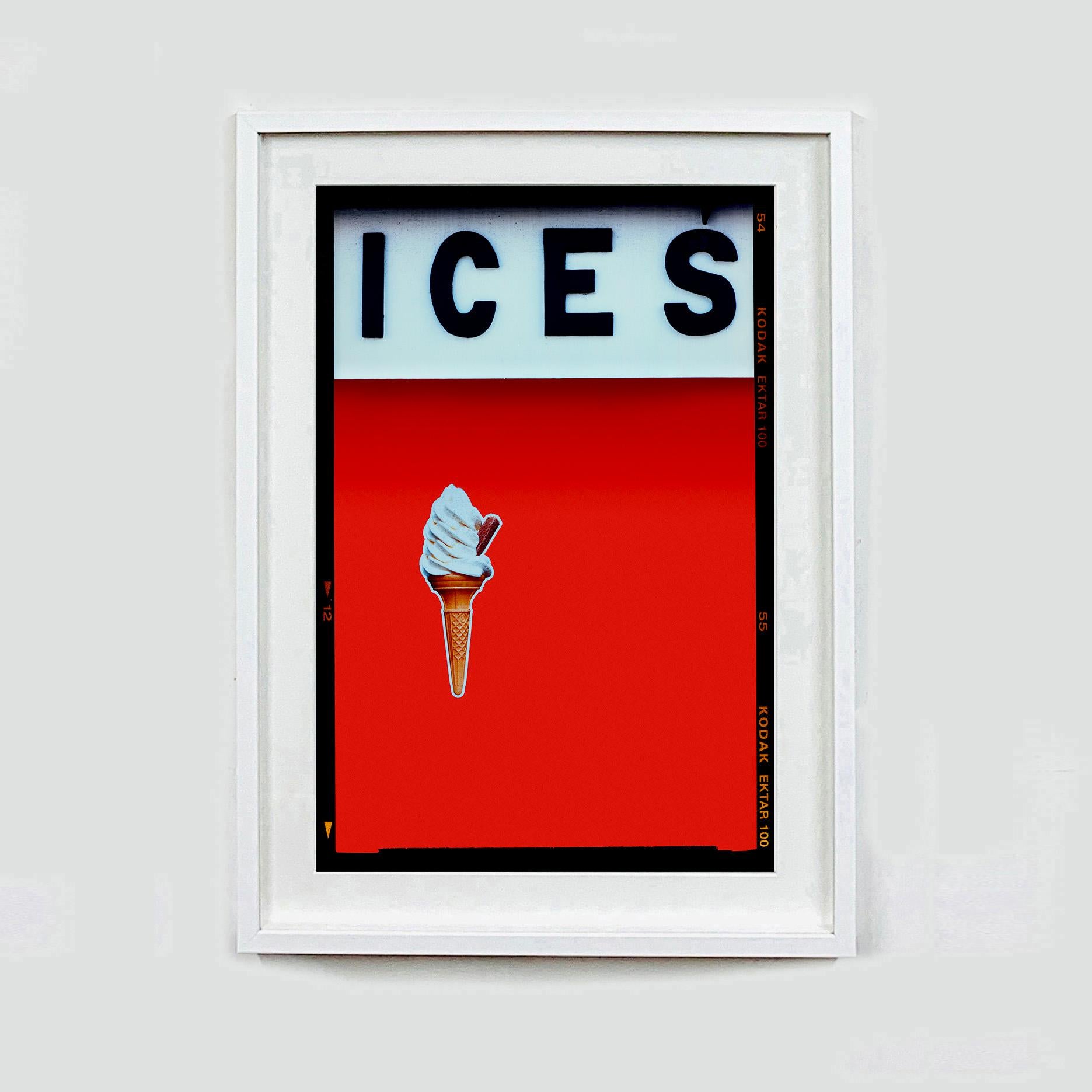 CIEM Rojo, Bexhill-on-Sea - Fotografía Tipográfica Pop Art - Photograph Arte pop de Richard Heeps