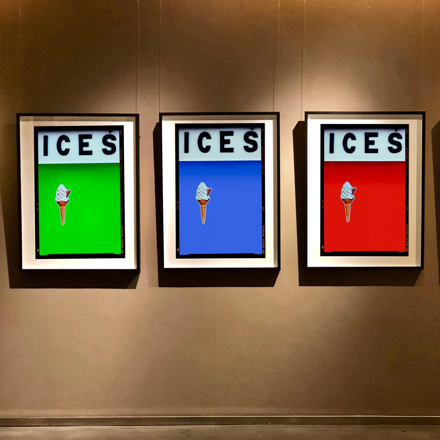ICES Rote, kühne Pop-Art-Straßenfotografie aus der Serie On-Sea von Richard Heeps.

Als Ode an Richards Kindheitsbesuche bei seinen Großeltern an der Küste von Sussex entstanden, erzählt das Kunstwerk von den einfachen Freuden der britischen Küste.