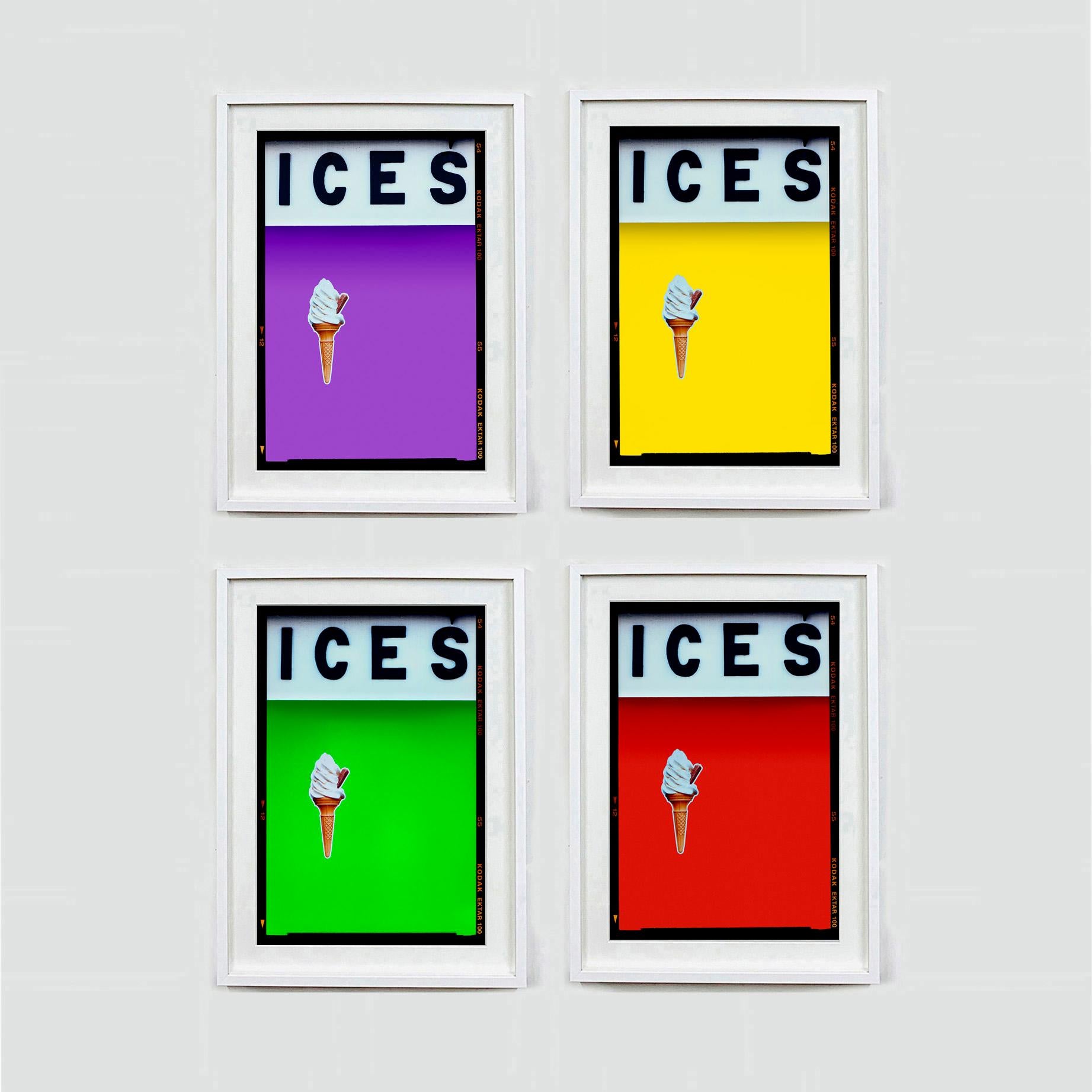 CIEM Rojo, atrevida fotografía callejera pop art de la serie de Richard Heeps, On-Sea.

Creada como una oda a las visitas de la infancia de Richard a sus abuelos que vivían en la costa de Sussex, la obra cuenta la historia de las sencillas alegrías