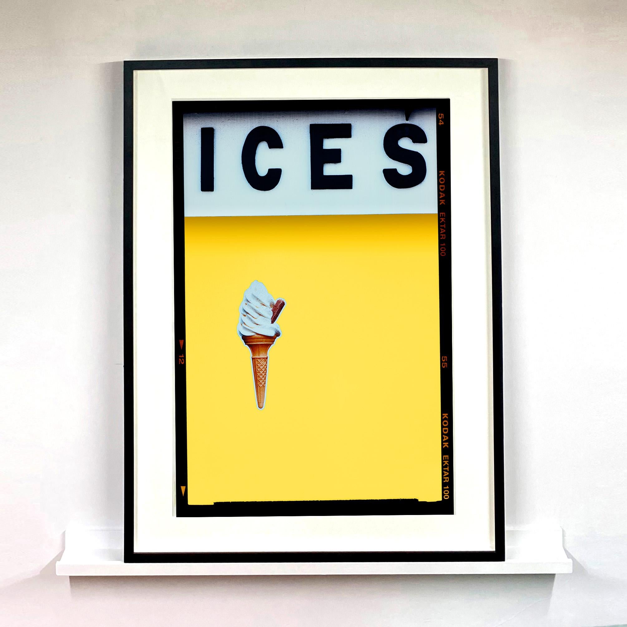 Ices (Sherbet Yellow), Bexhill-on-Sea, photographie couleur pop art britannique - Photograph de Richard Heeps