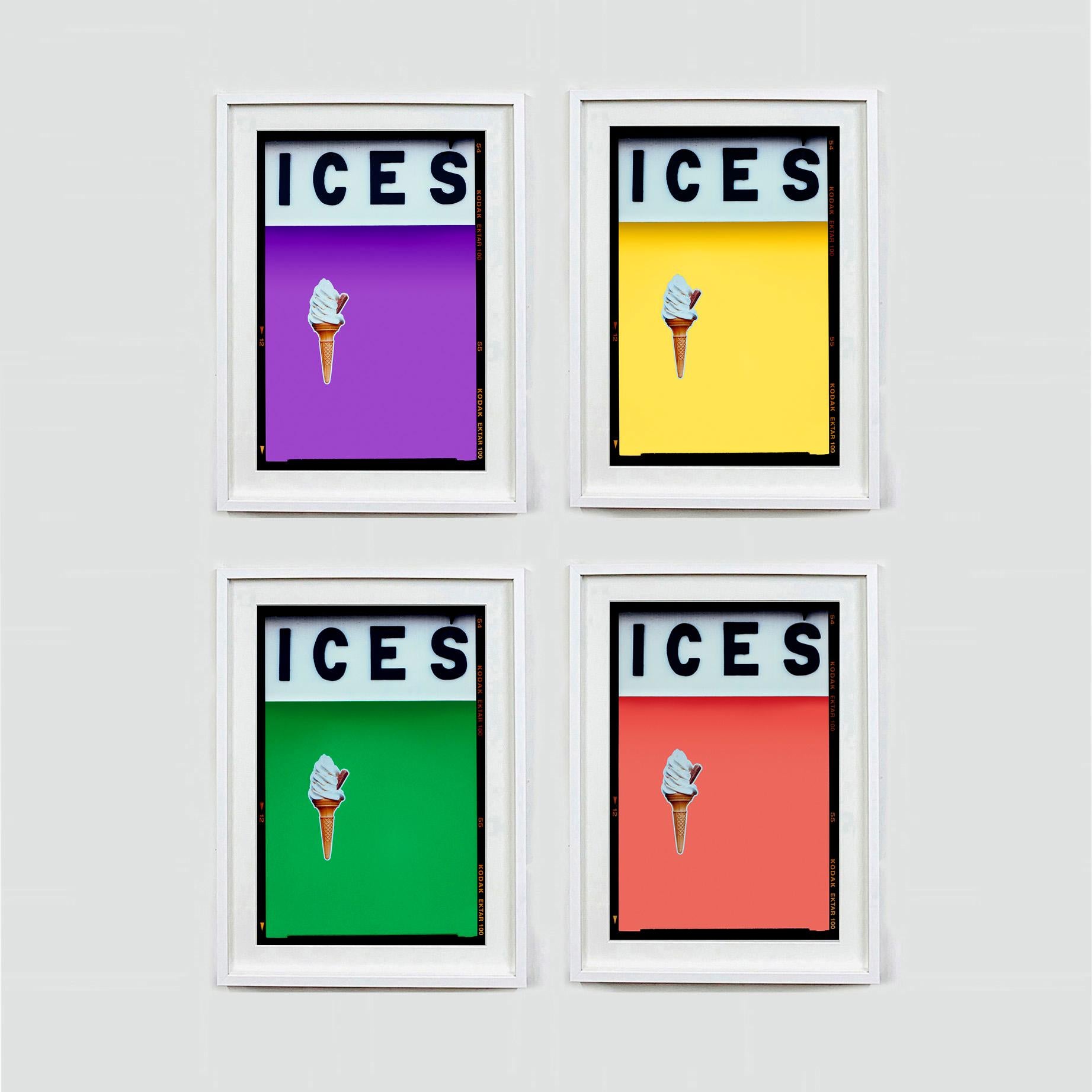 Eis (Schildkrötengelb), Bexhill-on-Sea – Farbfotografie am Meer (Gelb), Print, von Richard Heeps