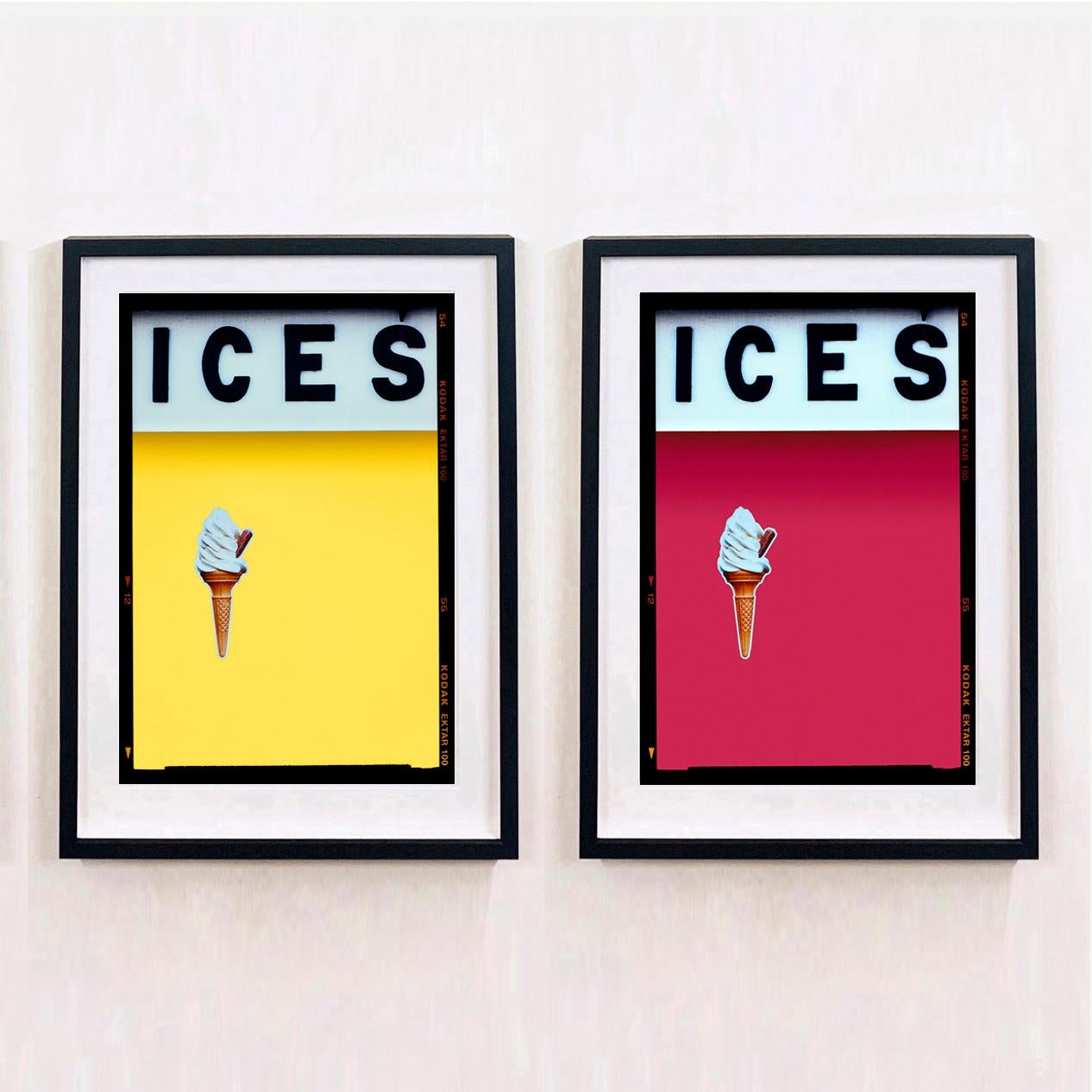 ICES, von Richard Heeps, fotografiert an der britischen Küste am Ende des Sommers 2020. Bei diesem Kunstwerk geht es darum, Erinnerungen an die einfache Freude von Tagen am Strand zu wecken. Die puddinggelbe Farbgebung, die Typografie und die