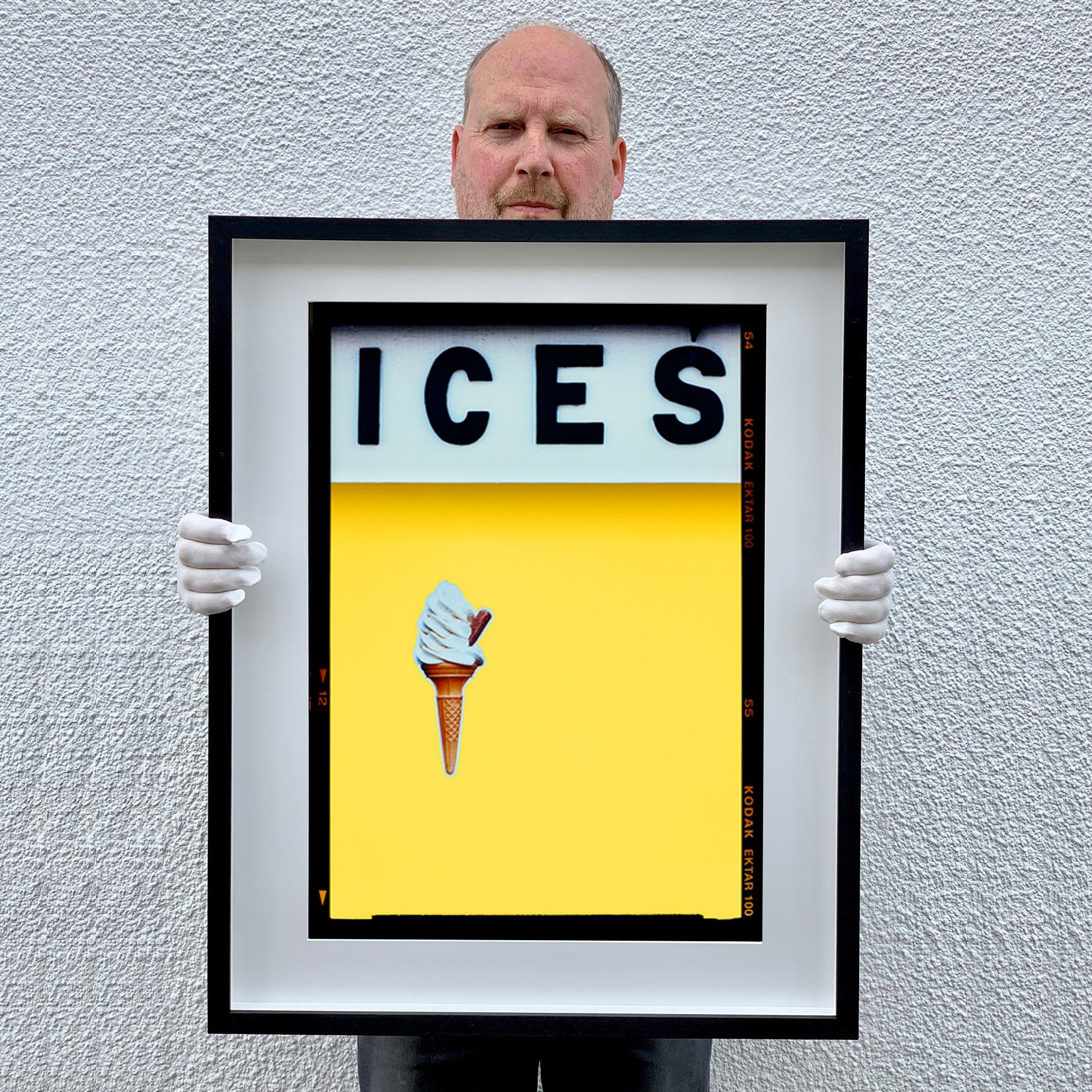 Eis (Schildkrötengelb), Bexhill-on-Sea – Farbfotografie am Meer im Angebot 1