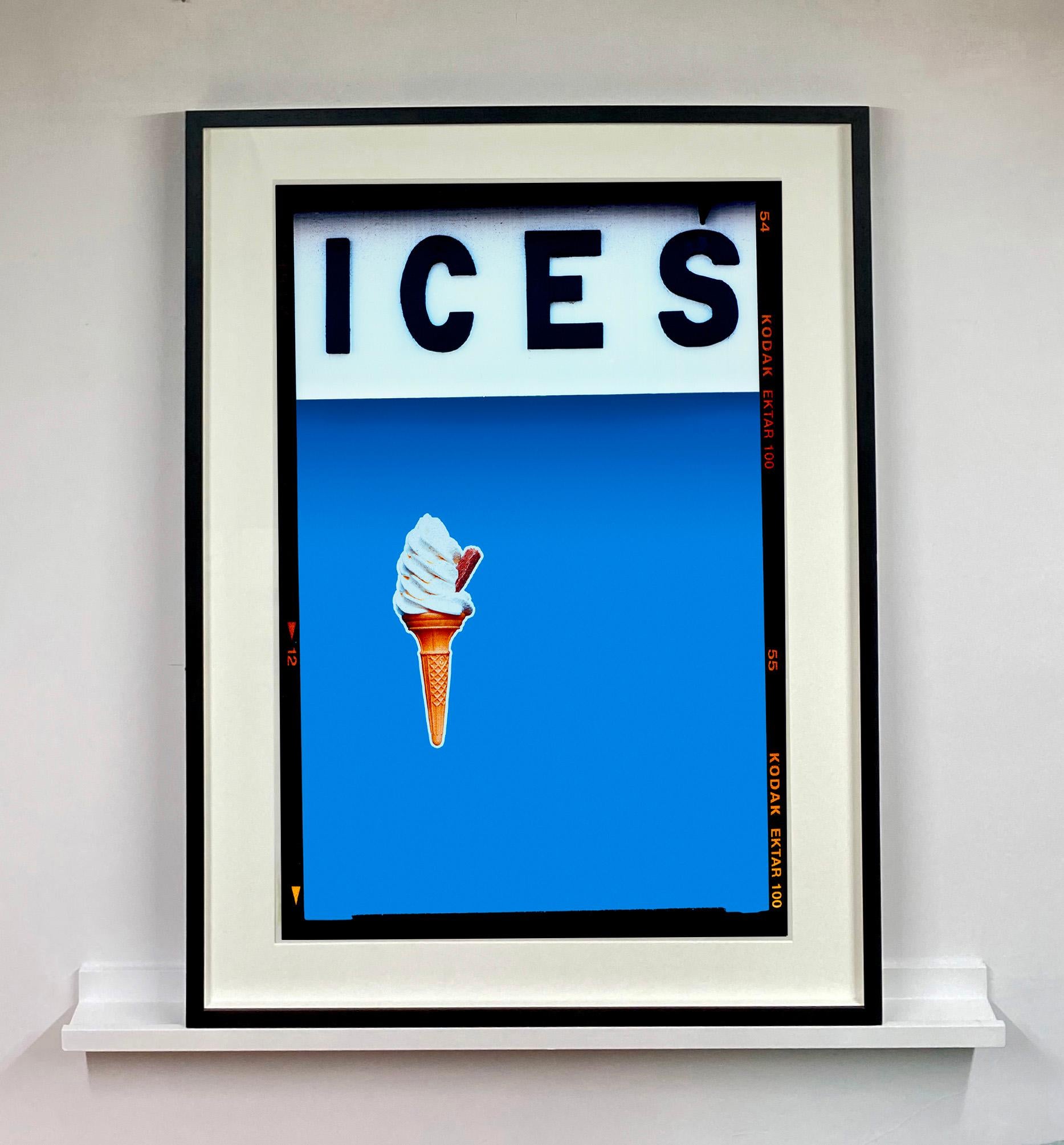 CIEM (Azul cielo), Bexhill-on-Sea - Fotografía en color de la costa británica - Photograph Contemporáneo de Richard Heeps