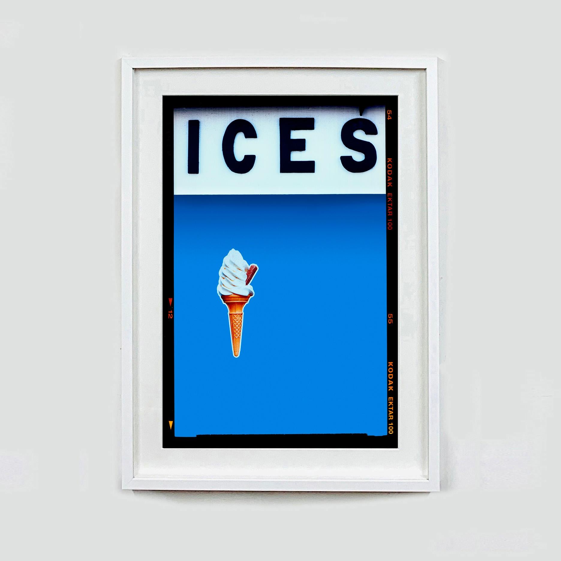 Ices (Sky Blue), Bexhill-on-Sea - Fotografía en color de la costa británica - Photograph Contemporáneo de Richard Heeps