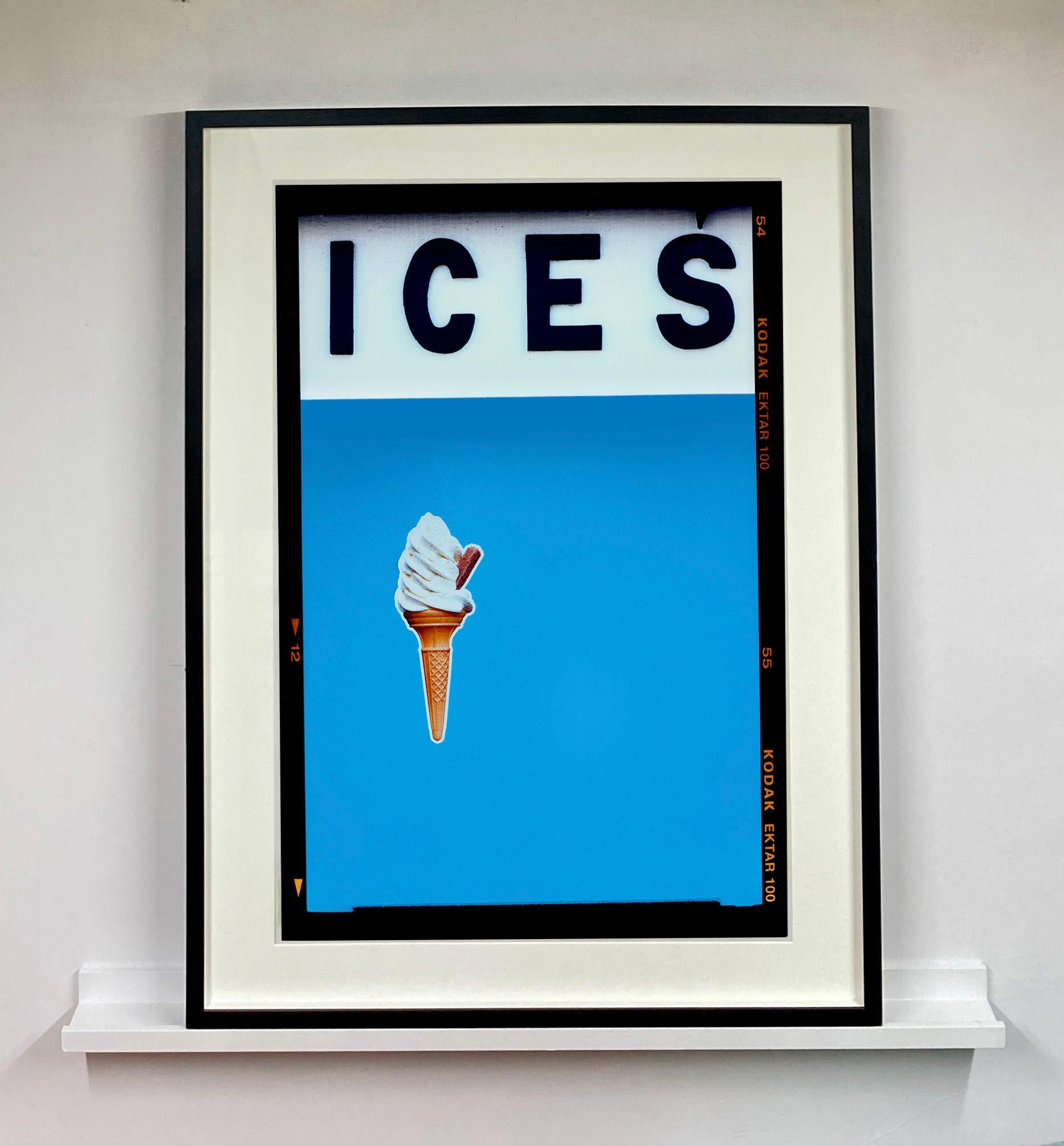 ICES, von Richard Heeps, fotografiert an der britischen Küste am Ende des Sommers 2020. Bei diesem Kunstwerk geht es darum, Erinnerungen an die einfache Freude von Tagen am Strand zu wecken. Die hellblaue Farbgebung, die Typografie und die surreale