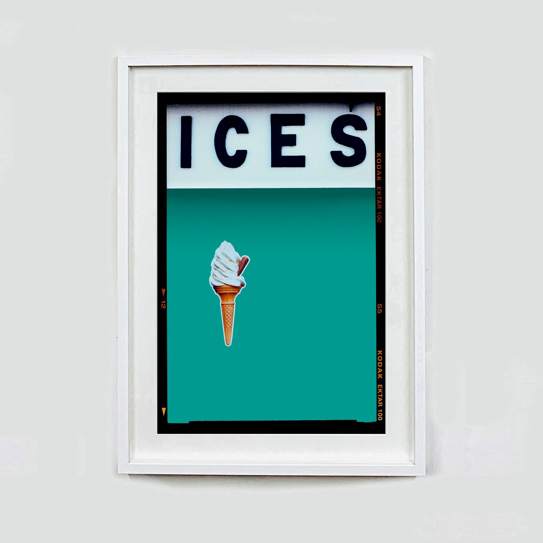 Ices (Turquoise Teal), Bexhill-on-Sea – britische Pop-Art-Farbfotografie (Blau), Color Photograph, von Richard Heeps