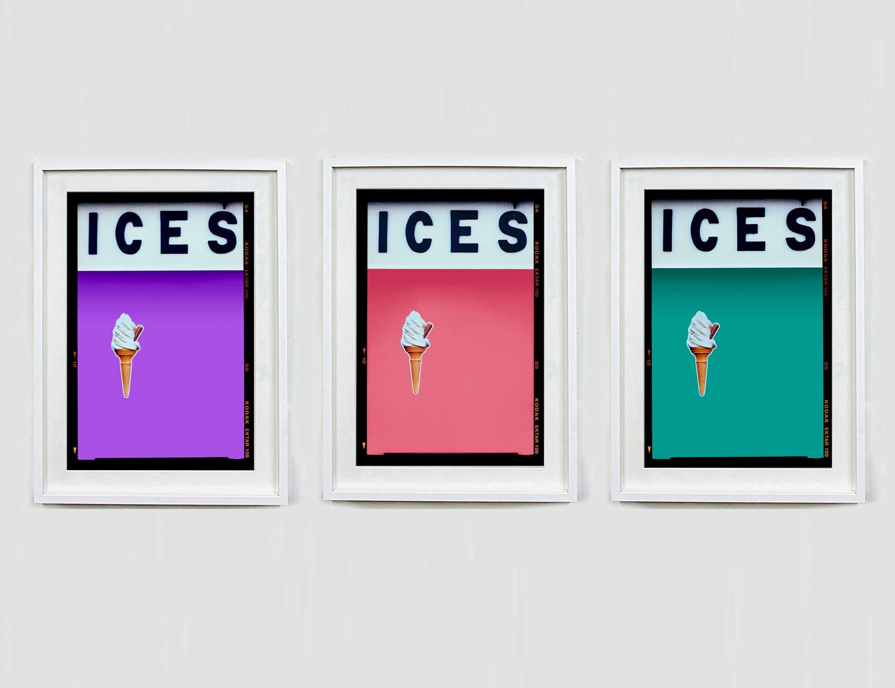ICES, von Richard Heeps, fotografiert an der britischen Küste am Ende des Sommers 2020. Bei diesem Kunstwerk geht es darum, Erinnerungen an die einfache Freude von Tagen am Strand zu wecken. Die türkis-teefarbene Farbgebung, die Typografie und die
