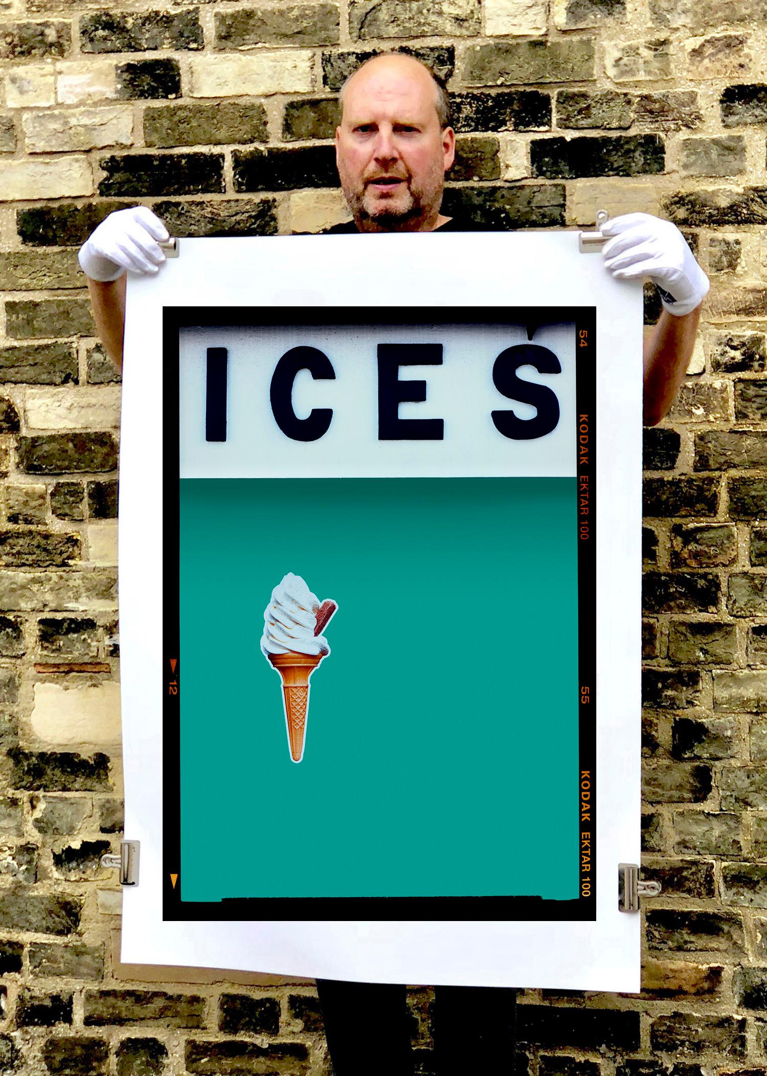 ICES, di Richard Heeps, fotografato sul mare britannico alla fine dell'estate 2020. Questa opera d'arte vuole evocare i ricordi della semplice gioia delle giornate in spiaggia. La colorazione turchese e verde acqua, la tipografia e il tocco surreale