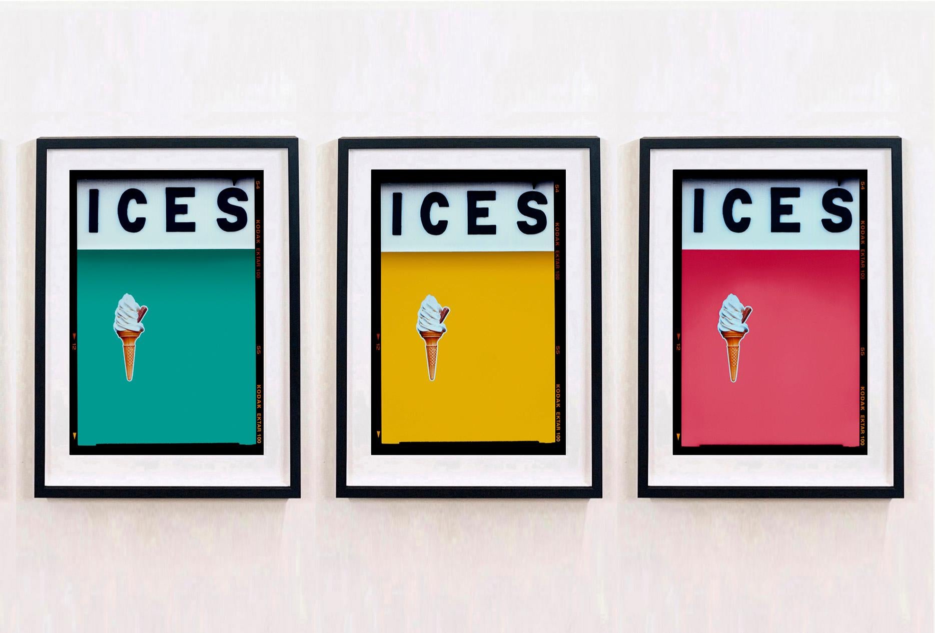 Ices (Turquoise Teal), Bexhill-on-Sea – britische Pop-Art-Farbfotografie im Angebot 1