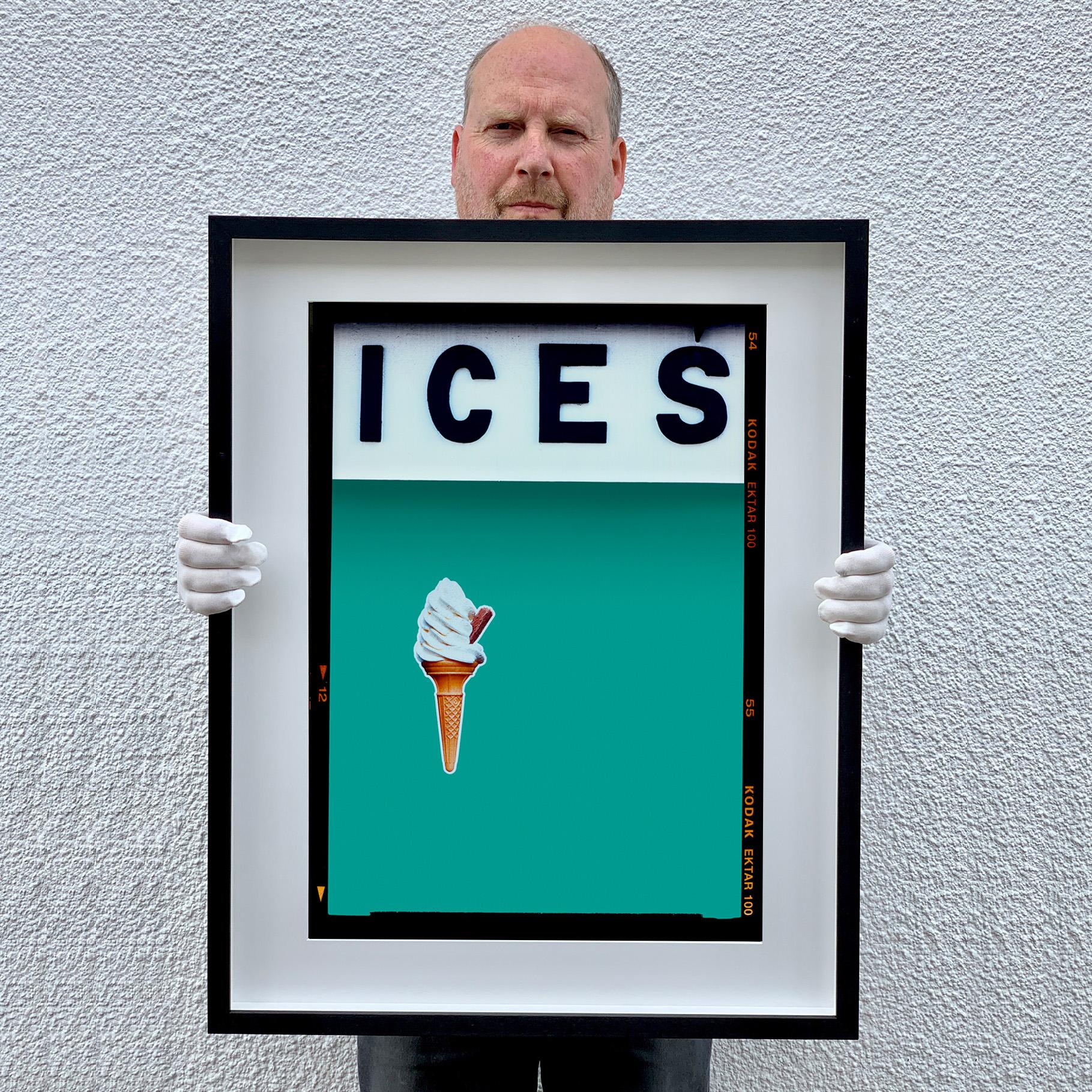 Ices (Turquoise Teal), Bexhill-on-Sea - Fotografía británica Pop Art en color en venta 1