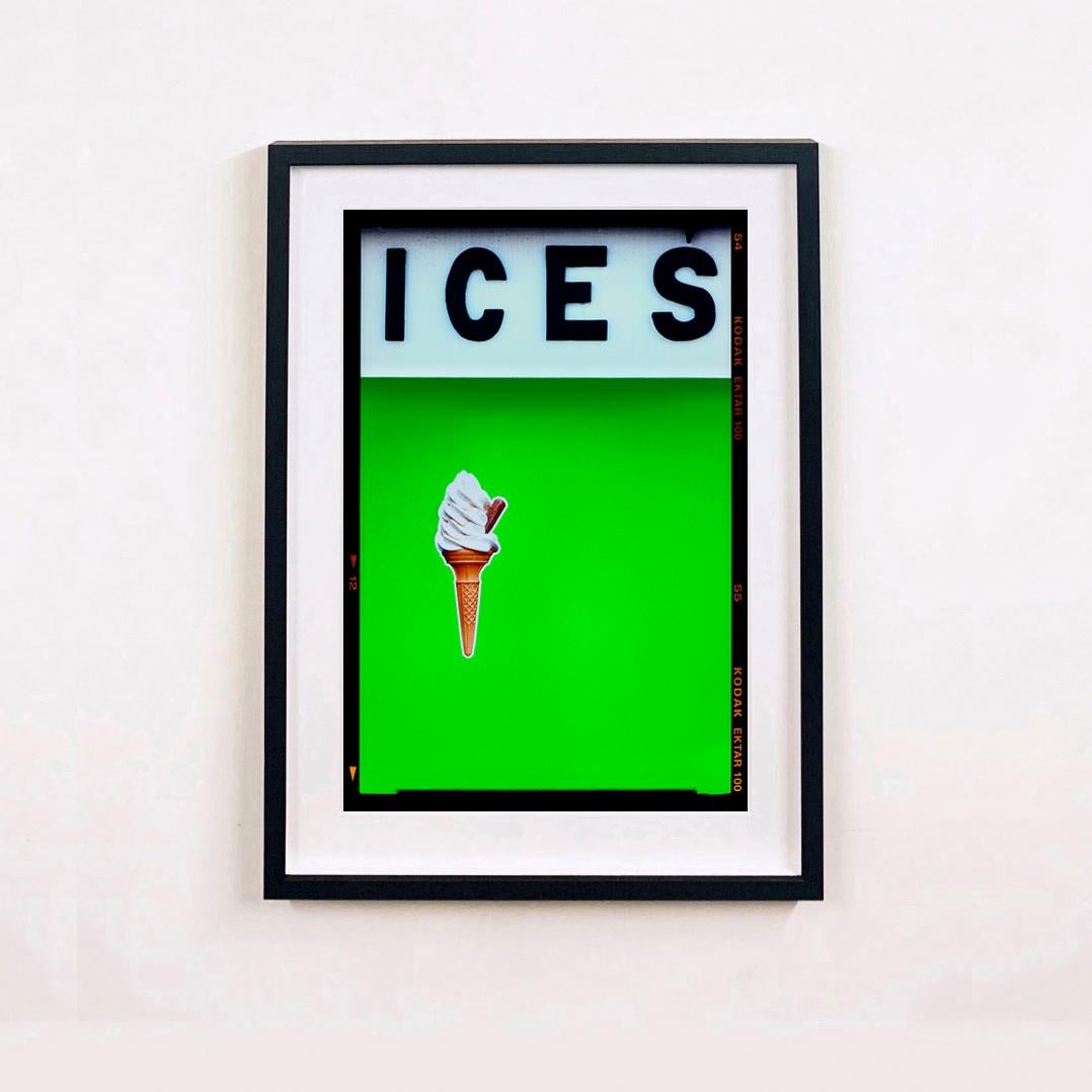 ICES Vivid Lime Green, Bexhill-on-Sea - Pop Art Typografiefotografie – Print von Richard Heeps