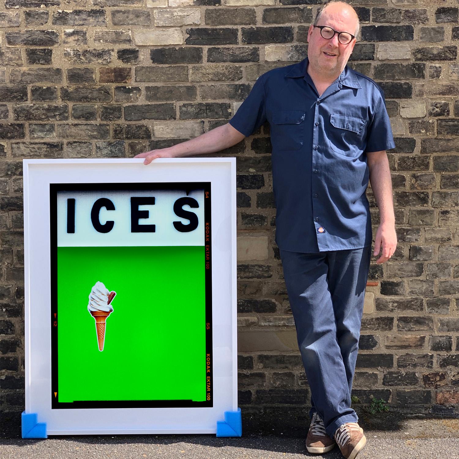 ICES Vivid Lime Green, atrevida fotografía callejera pop art de la serie de Richard Heeps, On-Sea.

Creada como una oda a las visitas de la infancia de Richard a sus abuelos que vivían en la costa de Sussex, la obra cuenta la historia de las