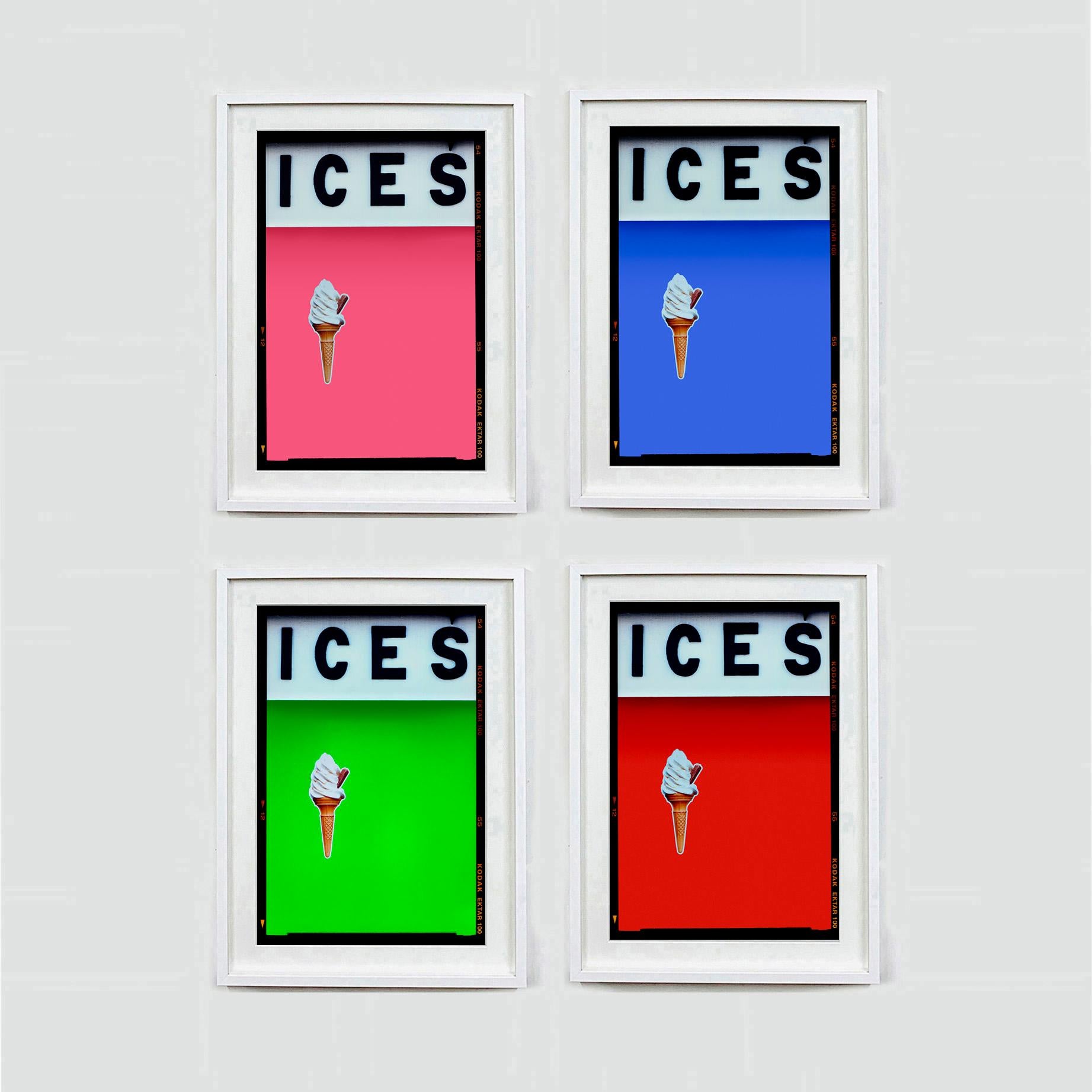 ICES Vivid Lime Green, Bexhill-on-Sea - Pop Art Typografiefotografie (Grün), Print, von Richard Heeps