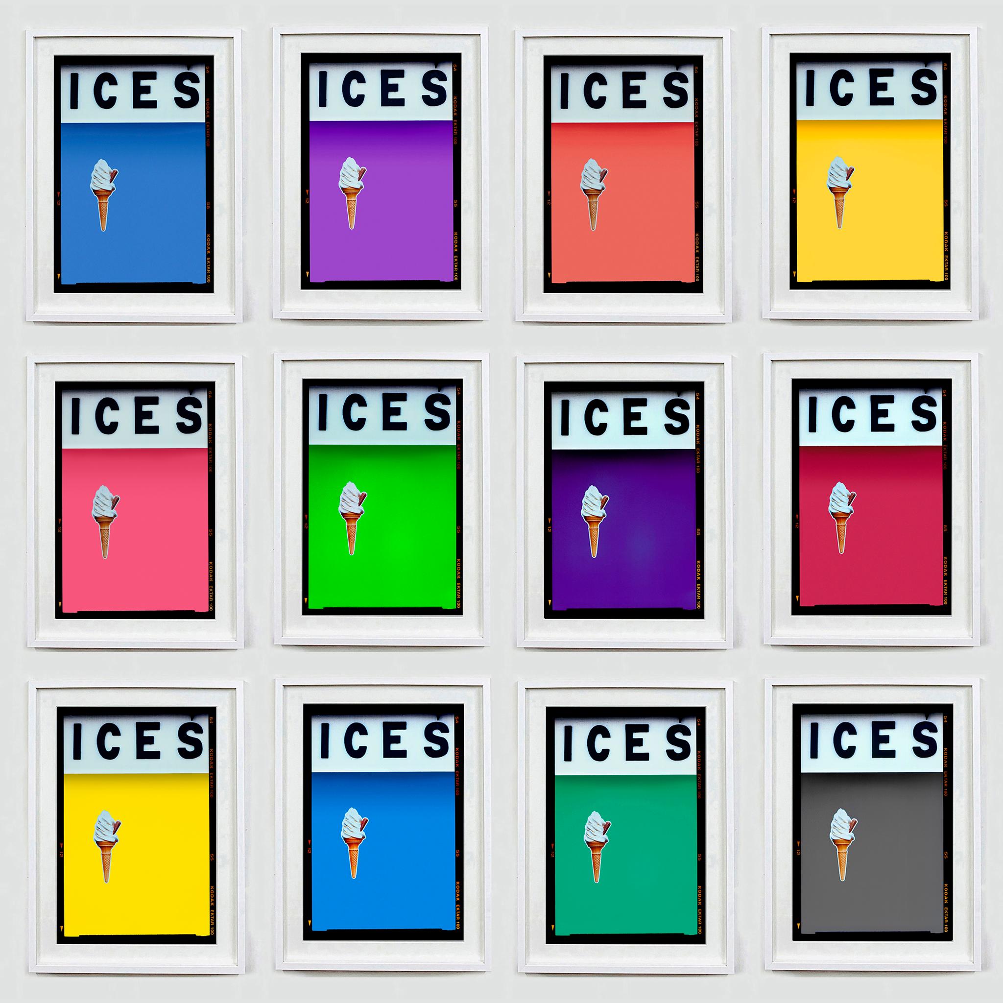 ICES Vivid Lime Green, kühne Pop-Art-Straßenfotografie aus Richard Heeps' Serie On-Sea.

Als Ode an Richards Kindheitsbesuche bei seinen Großeltern an der Küste von Sussex entstanden, erzählt das Kunstwerk von den einfachen Freuden der britischen