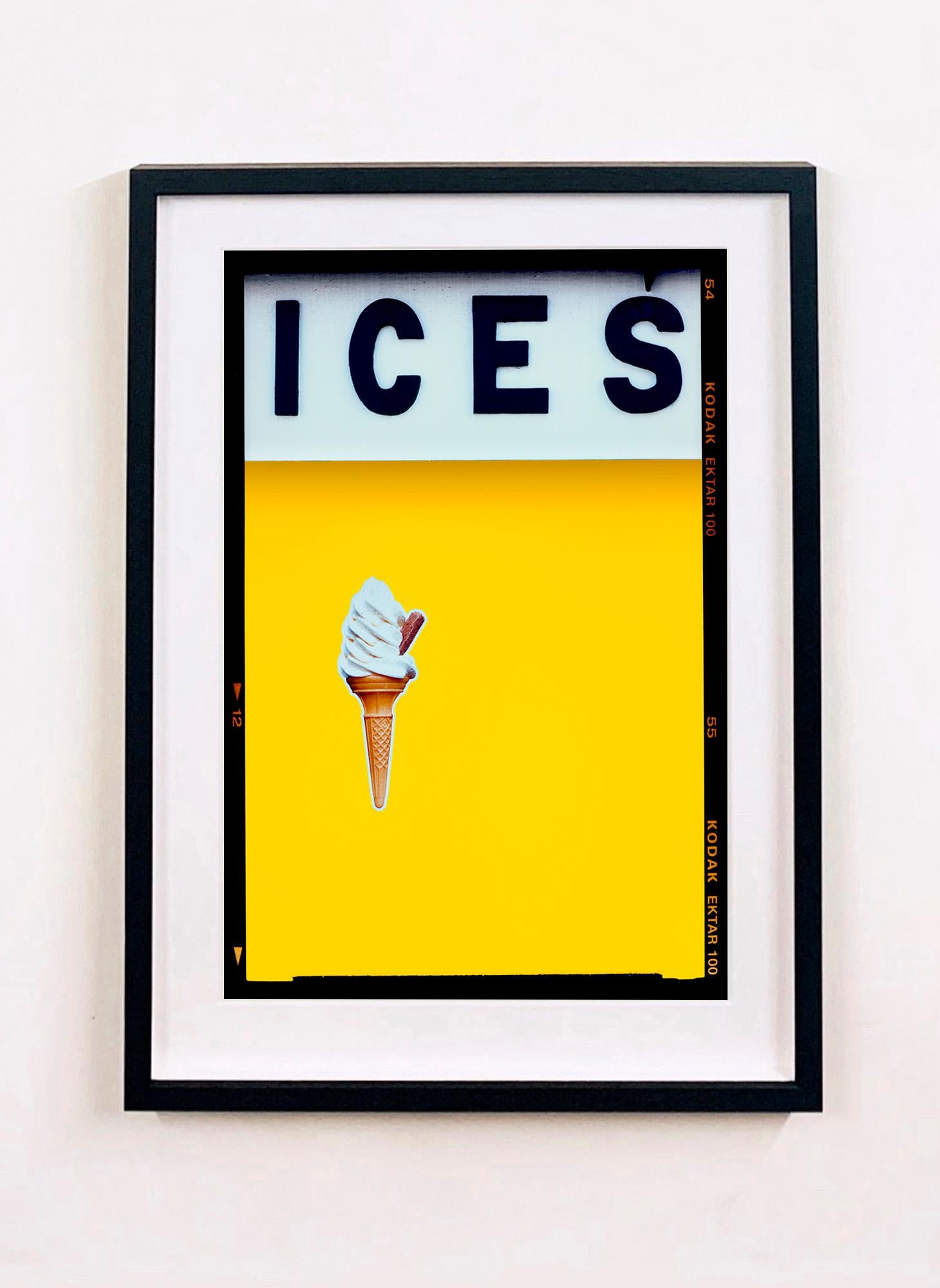 Ices (Amarillo), Bexhill-on-Sea - Fotografía en color de la costa británica - Print de Richard Heeps
