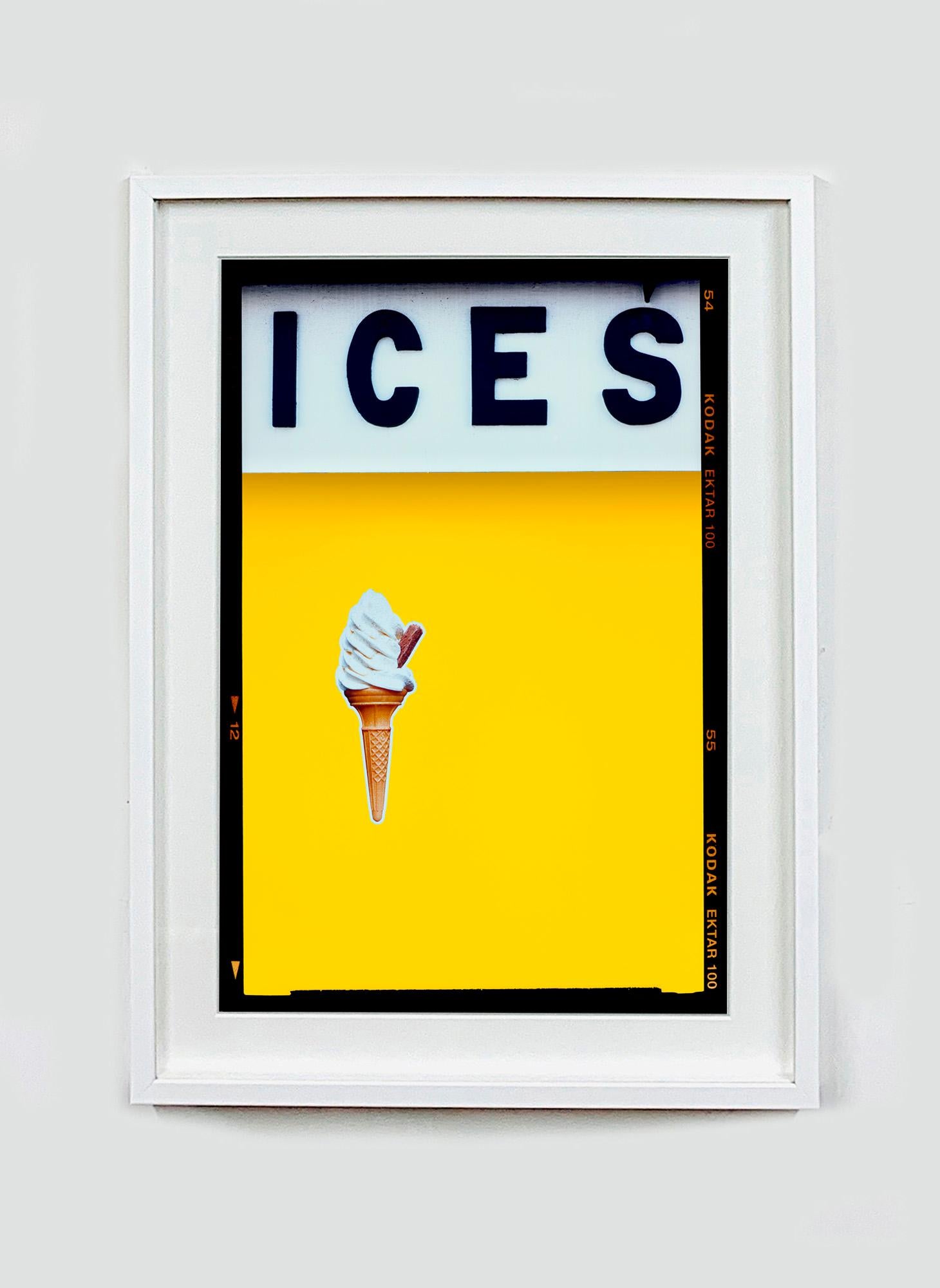 Ices (Gelb), Bexhill-on-Sea - Farbfotografie an der britischen Küste (Zeitgenössisch), Photograph, von Richard Heeps