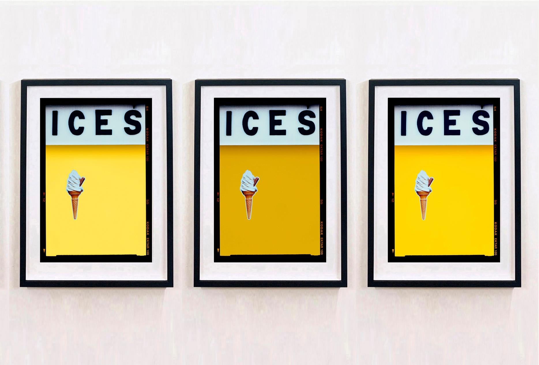 Richard Heeps Print – ICES Gelbes Set aus drei gerahmten Kunstwerken – Pop-Art-Farbfotografie