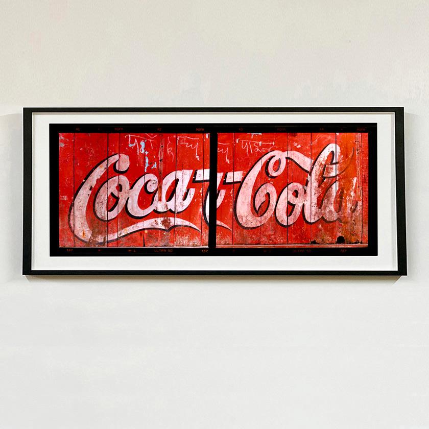 Indische Coca-Cola, Darjeeling – Pop-Art- Typografiefotografie – Photograph von Richard Heeps