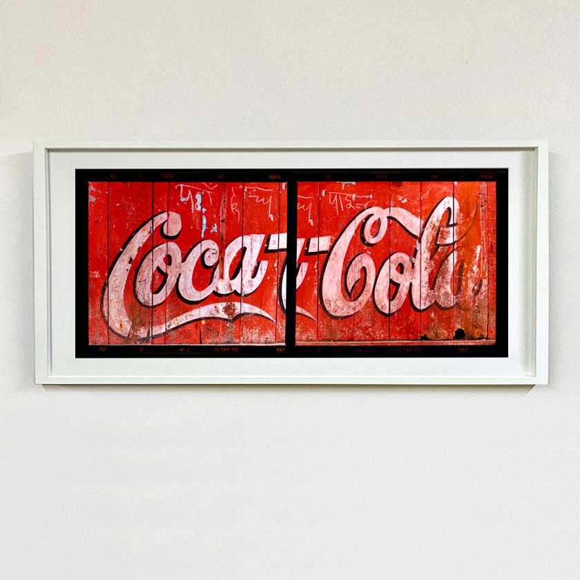 Indische Coca-Cola, Darjeeling – Pop-Art- Typografiefotografie (Rot), Color Photograph, von Richard Heeps