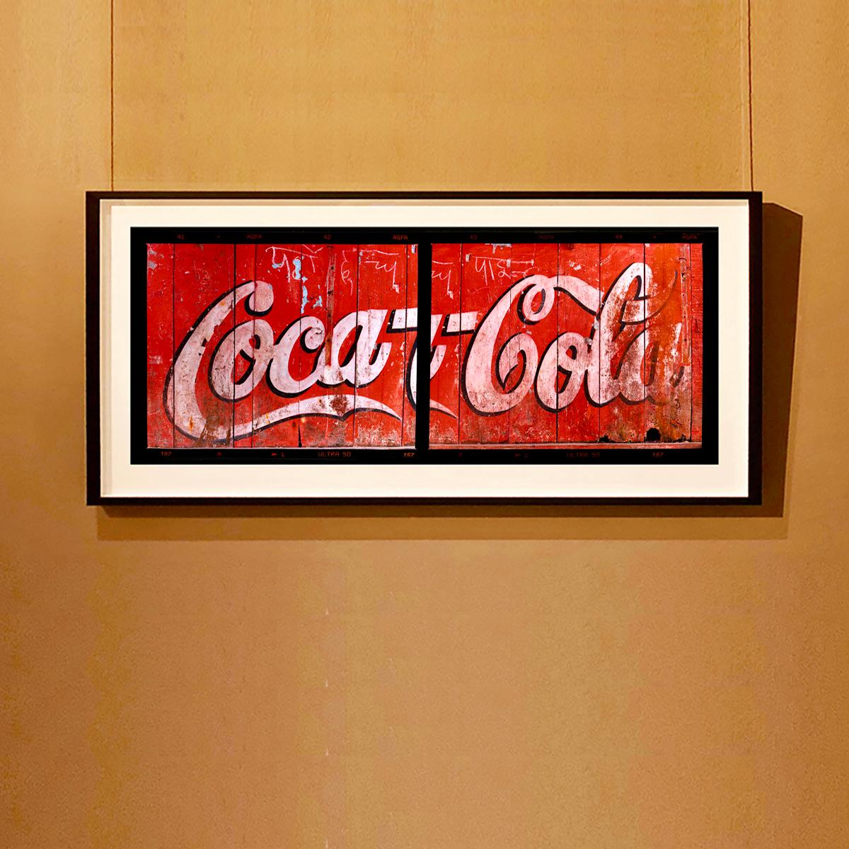 Indische Coca-Cola, Darjeeling – Pop-Art- Typografiefotografie im Angebot 1