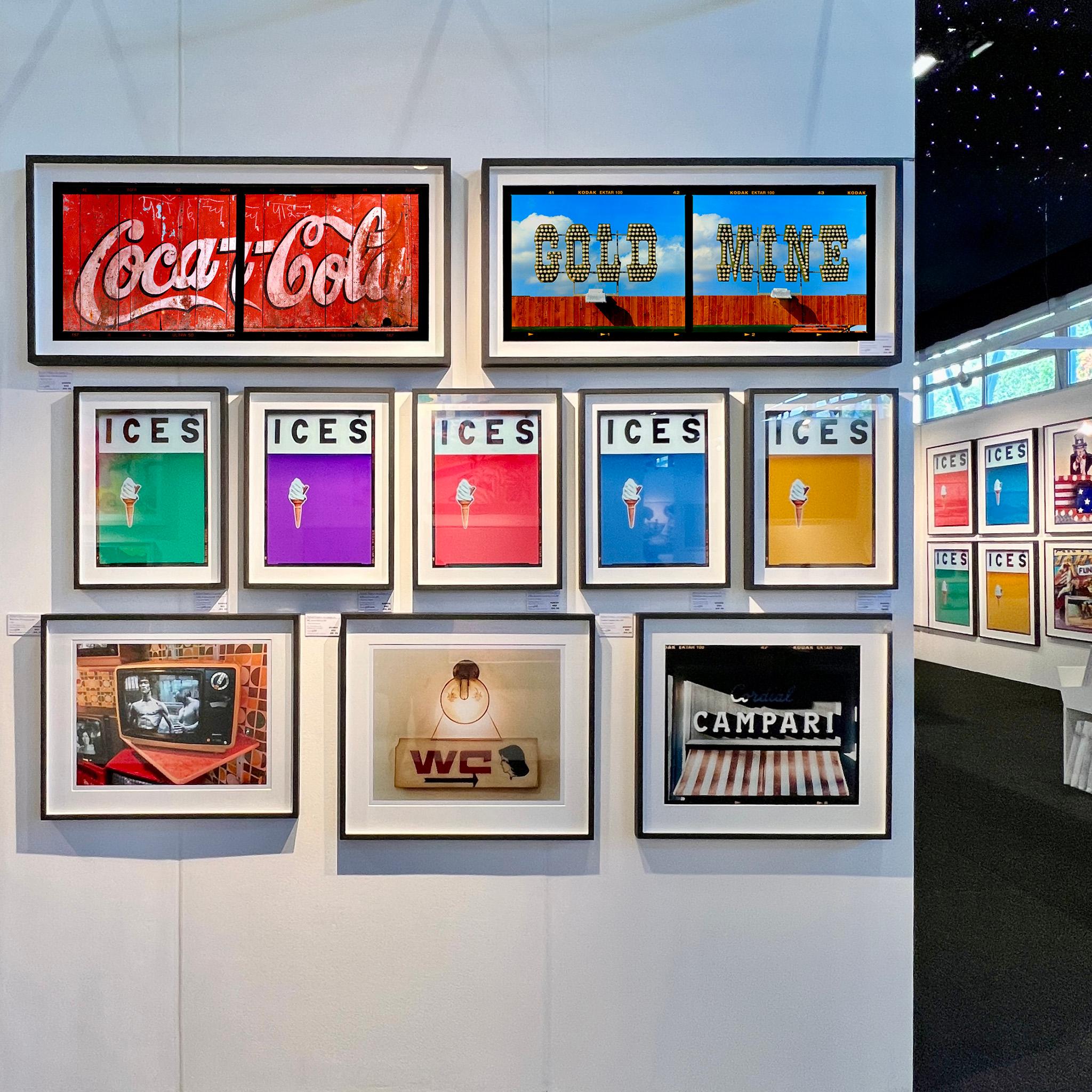 Indische Coca-Cola, Darjeeling – Pop-Art- Typografiefotografie im Angebot 3