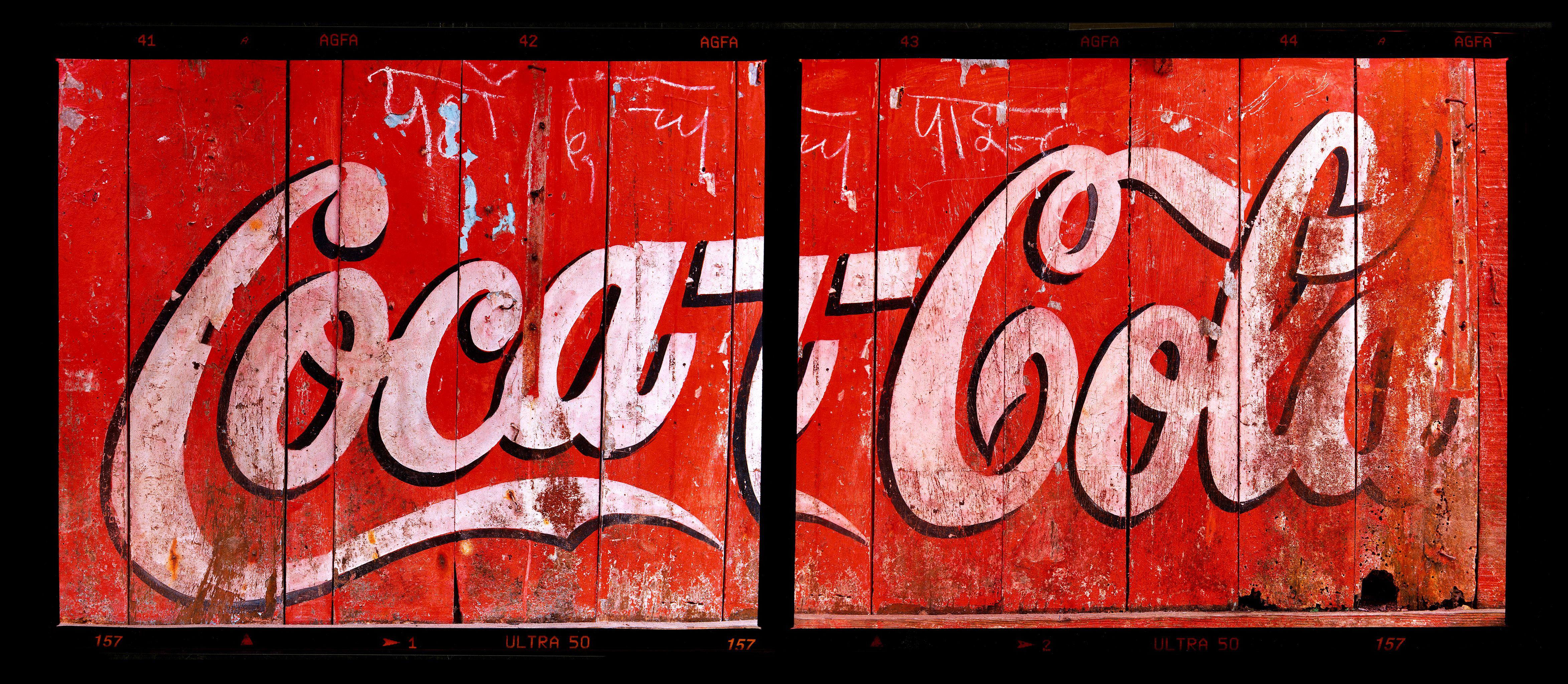 Richard Heeps Color Photograph – Indische Coca-Cola, Darjeeling – Pop-Art- Typografiefotografie