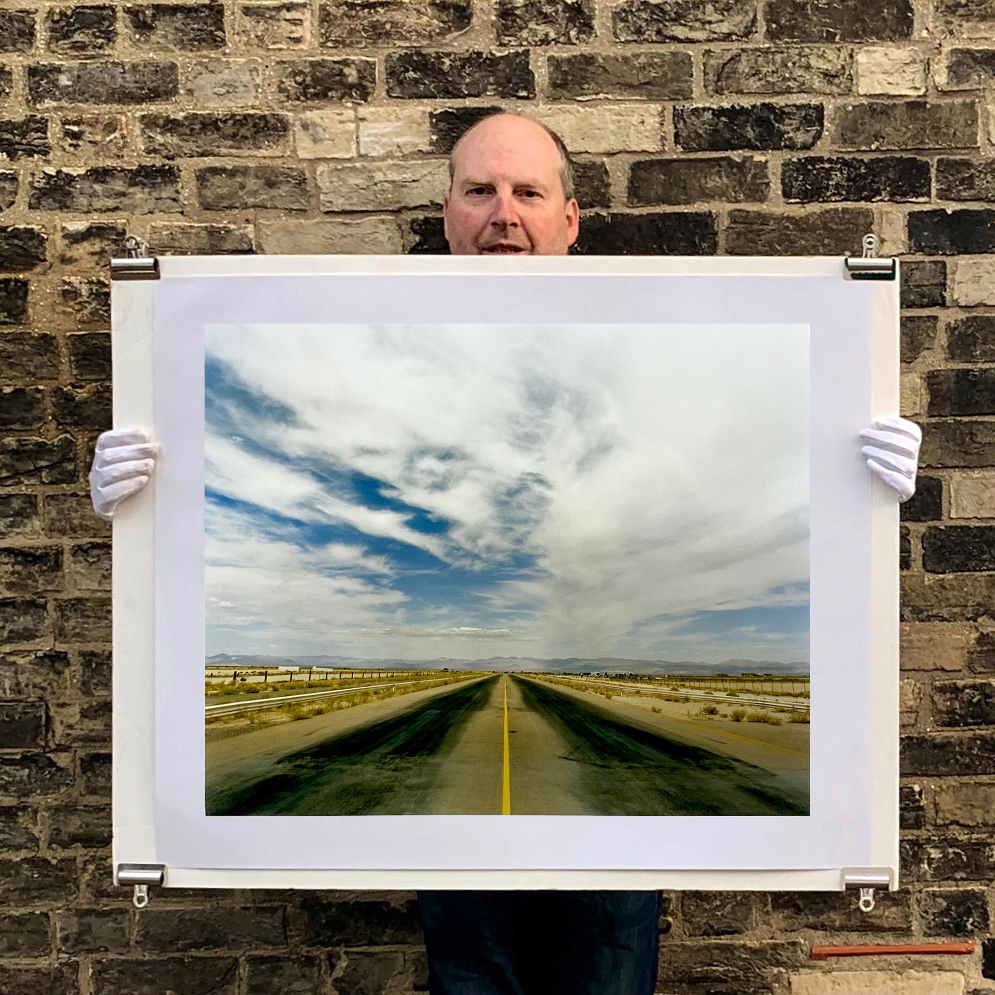 Inyokern Drag Strip, Californie - Photographie de paysage américain en couleur - Gris Landscape Photograph par Richard Heeps