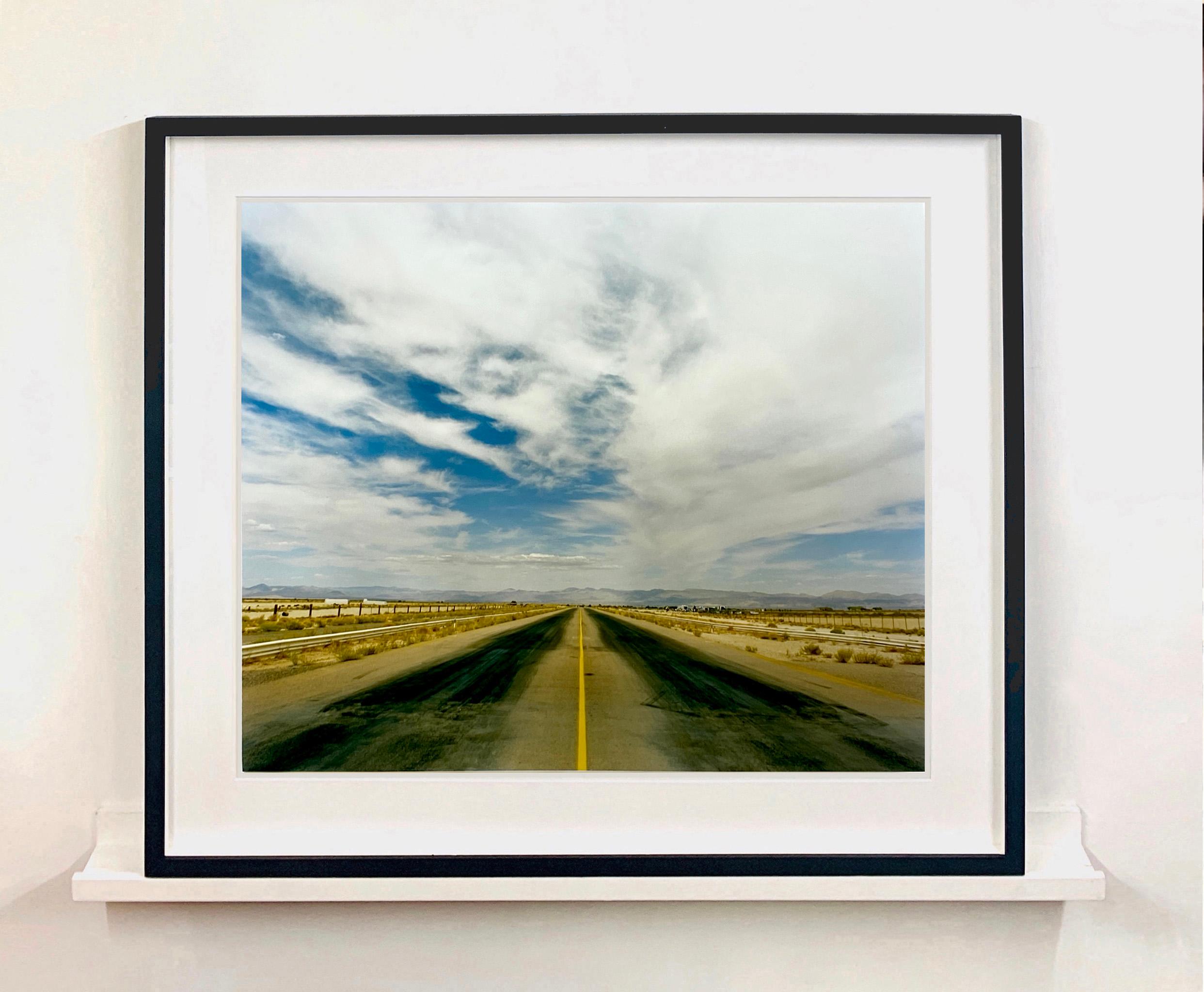 Une photographie classique de route ouverte américaine, mais cette fois, l'authentique modeste mais historique piste de dragster de l'aéroport d'Inyokern. En tant que fan de courses de dragster, Richard est heureux d'avoir pu y prendre des photos