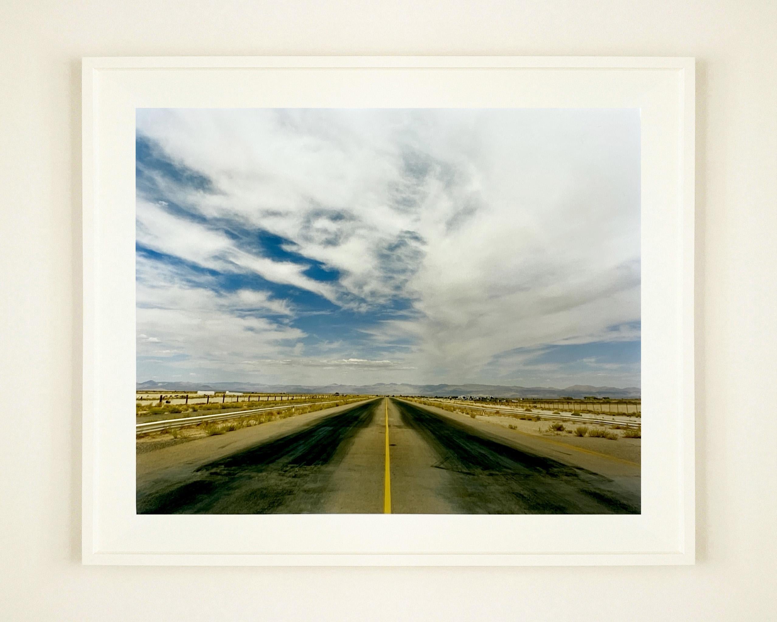 Inyokern Drag Strip, Californie - Photographie de paysage américain en couleur en vente 1