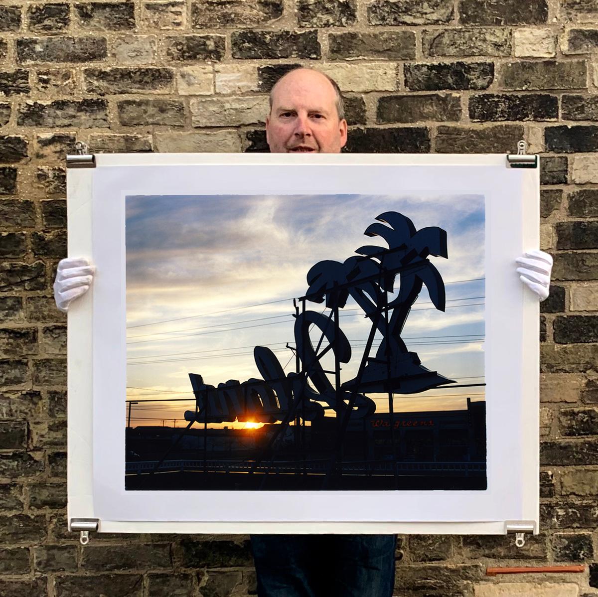 Motel Wildwood, New Jersey, coucher de soleil, photographie couleur américaine - Contemporain Print par Richard Heeps