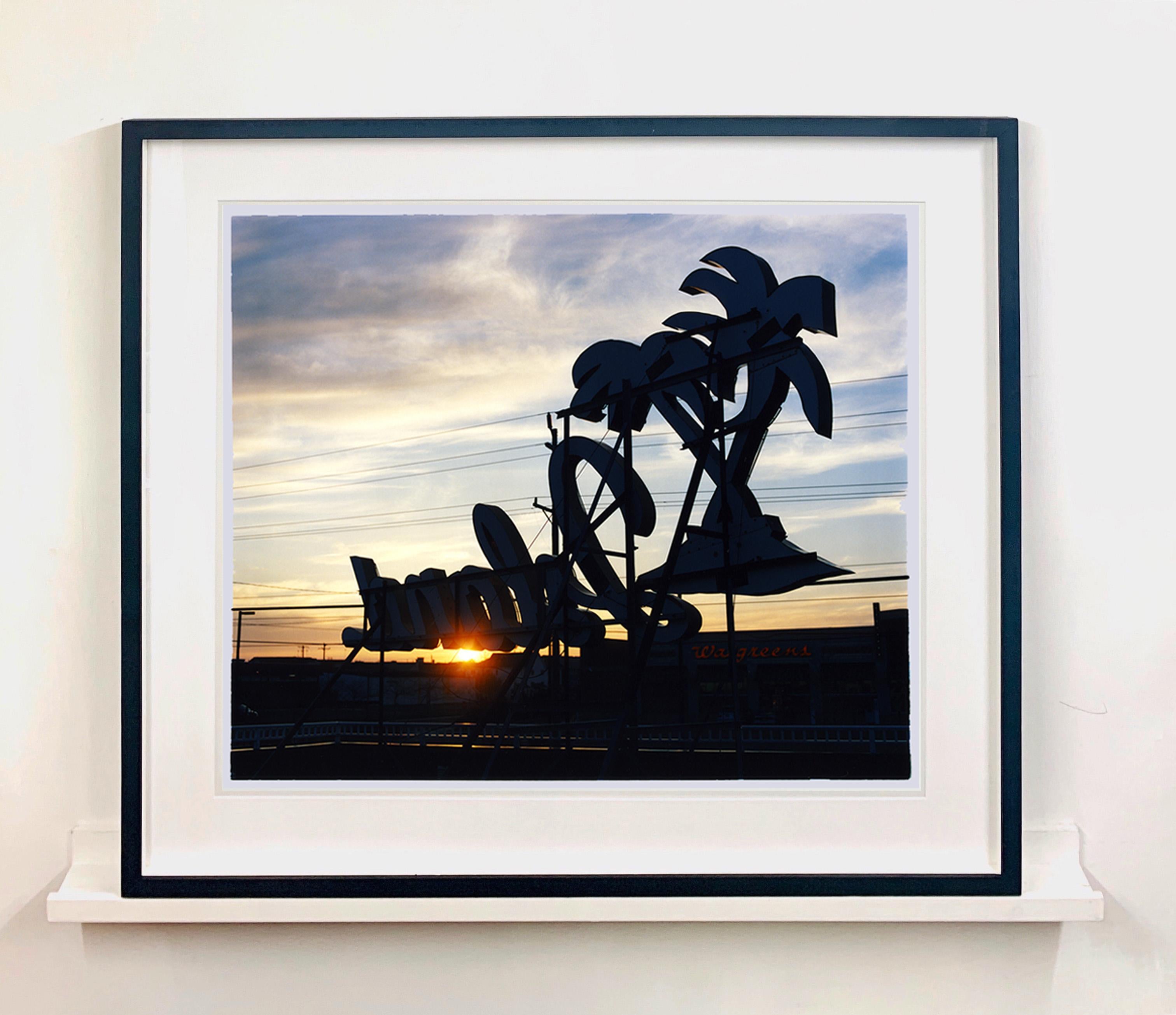 Motel Wildwood, New Jersey, coucher de soleil, photographie couleur américaine - Gris Print par Richard Heeps