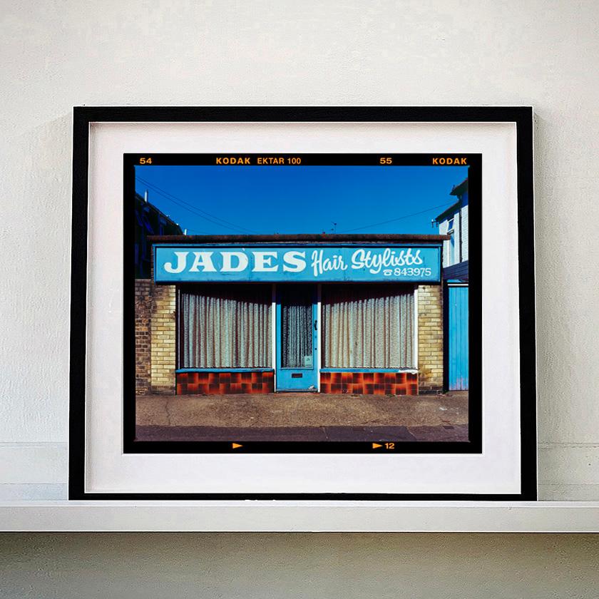 Jade's, Norfolk - Photographie couleur typographie bleue britannique - Bleu Color Photograph par Richard Heeps