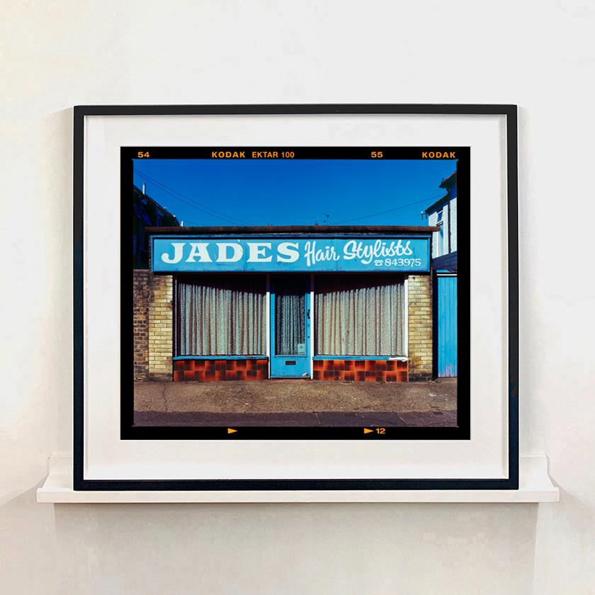 Jade's, Norfolk - Photographie couleur typographie bleue britannique - Bleu Color Photograph par Richard Heeps