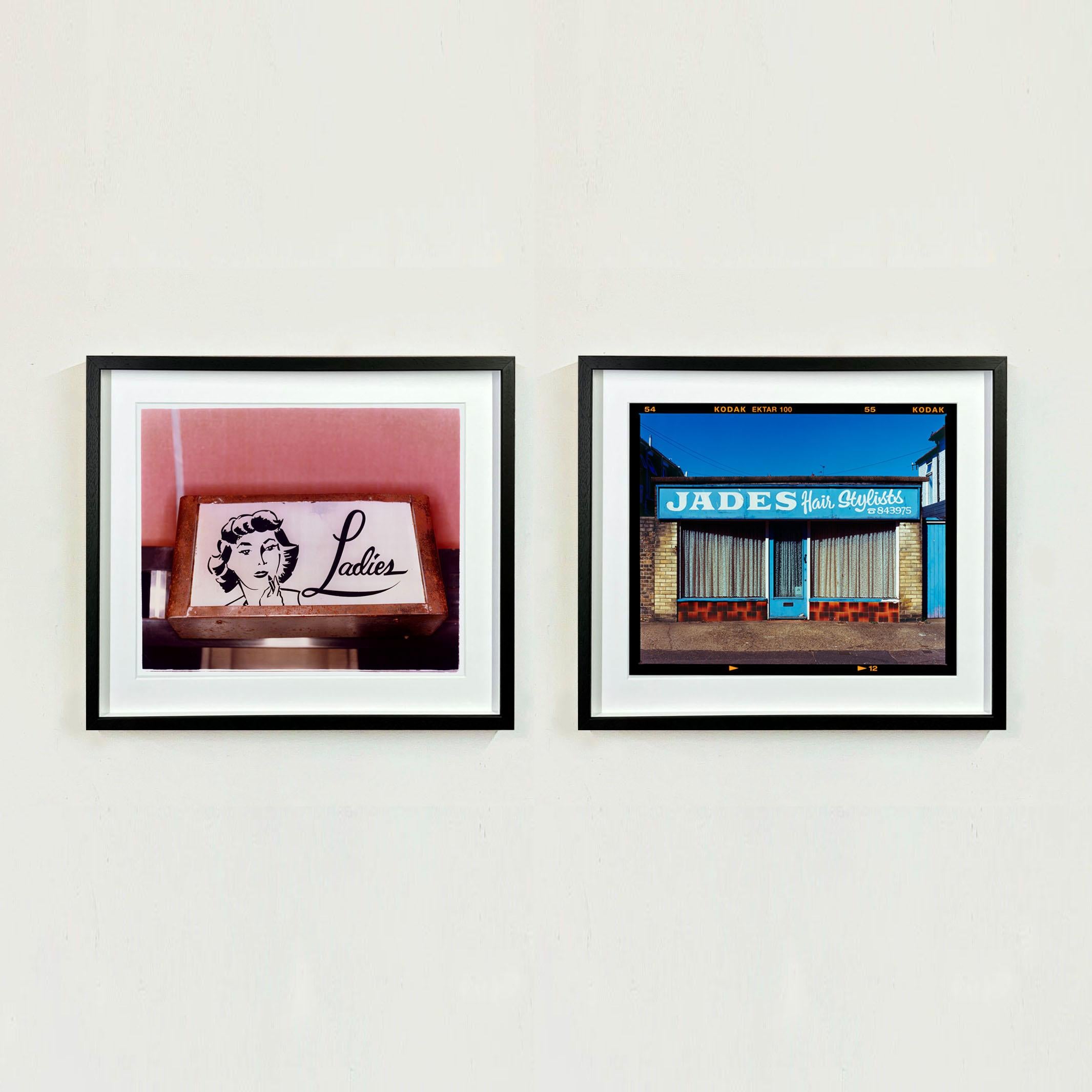 Jade's, Norfolk - Photographie couleur typographie bleue britannique en vente 2