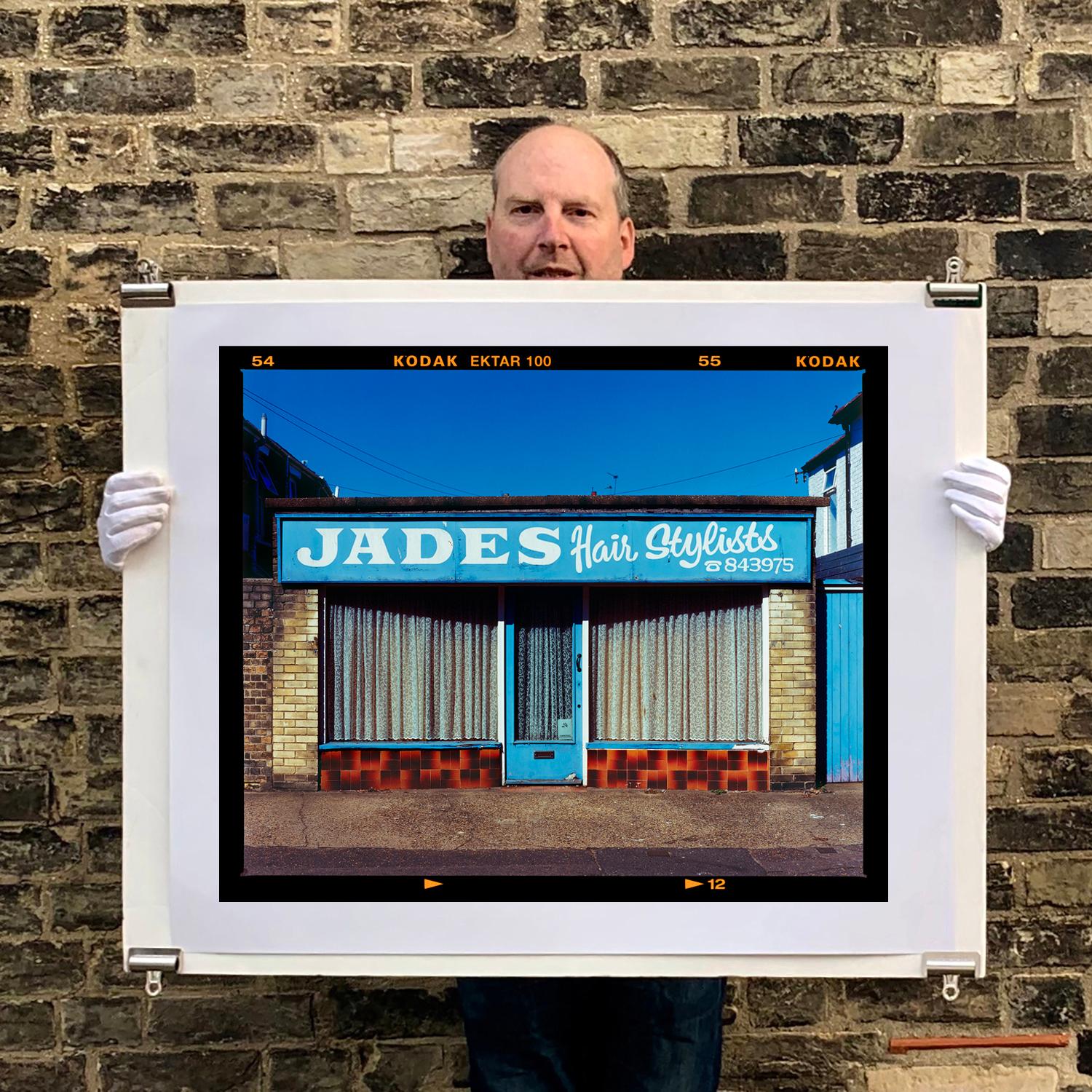 Jade's, Norfolk - Photographie couleur typographie bleue britannique en vente 3