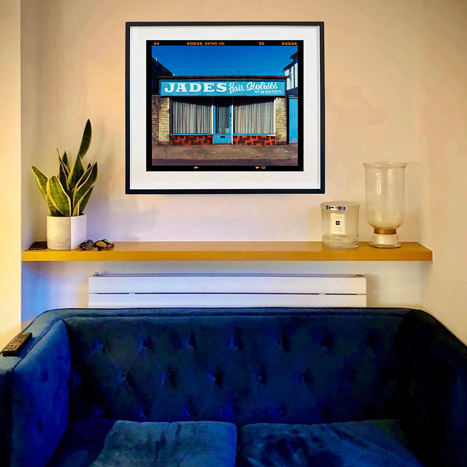 Jade's, Norfolk - Photographie couleur typographie bleue britannique en vente 4