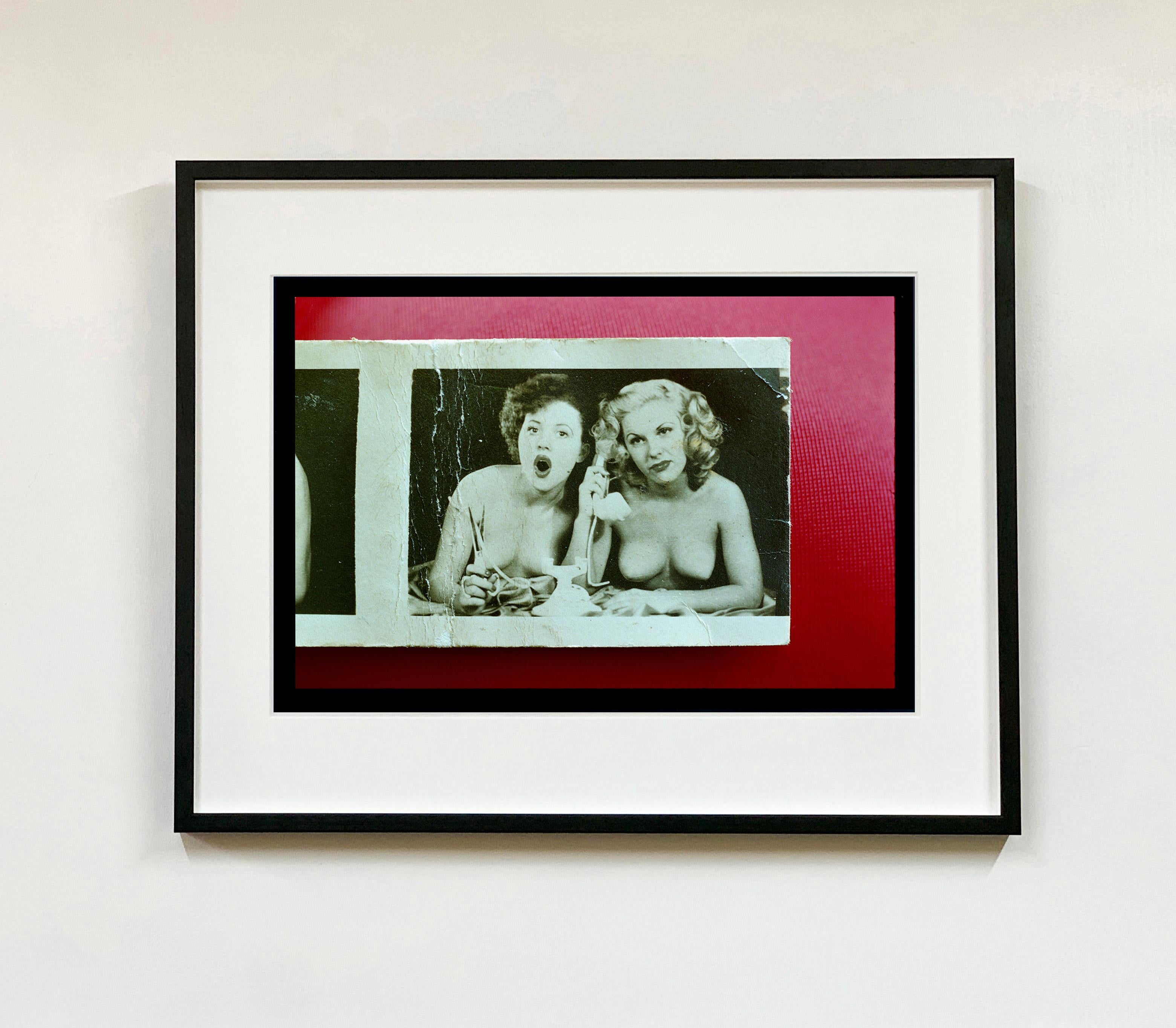 Jersey Girls (Magenta), Wildwood, New Jersey - Photographie couleur - Gris Color Photograph par Richard Heeps