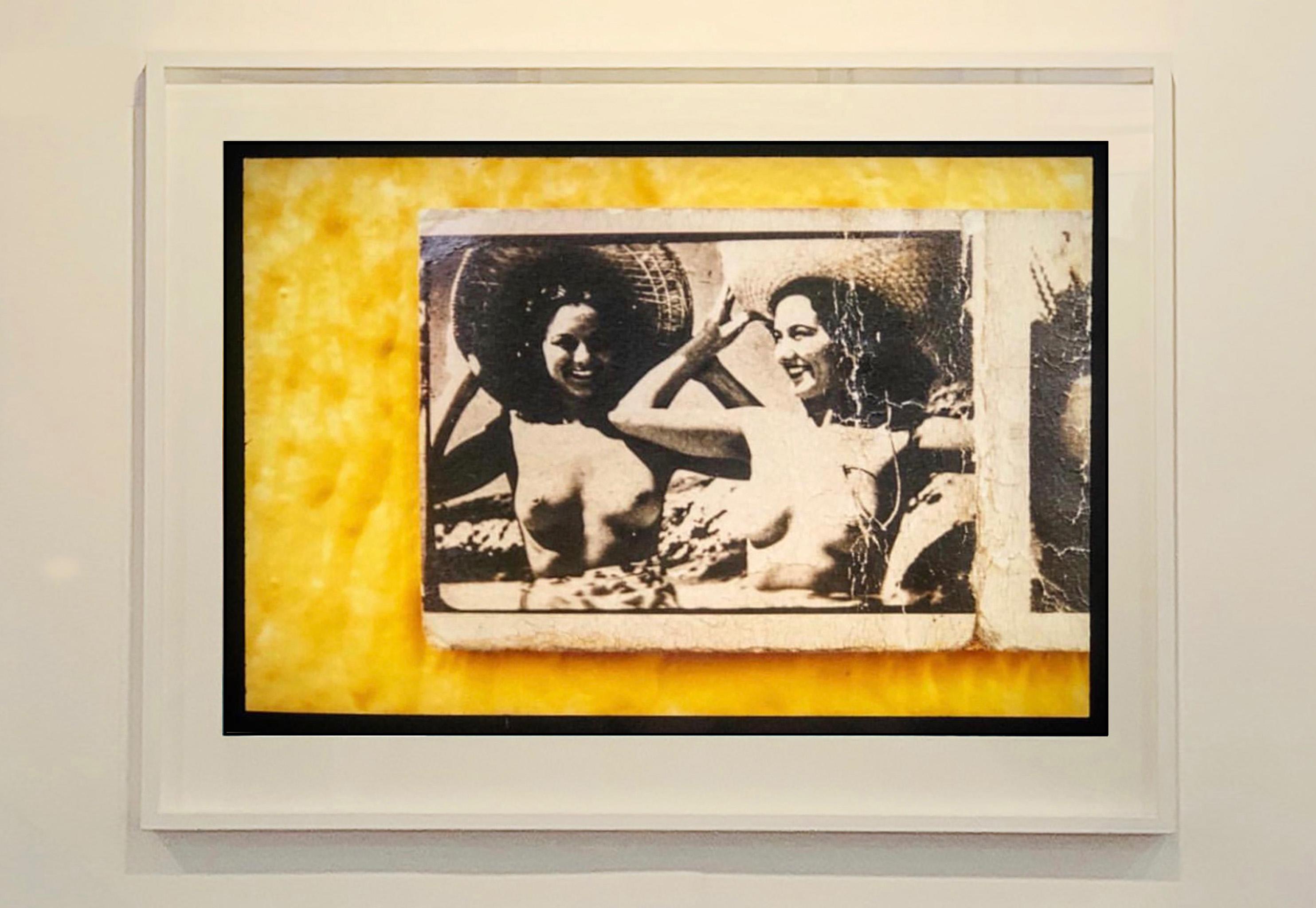 Jersey Girls Yellow, de la série Jersey Shore de Richard Heeps.
Des pochettes d'allumettes vintage provenant du marché aux puces de Chelsea et présentant des nus des années 1940 sont réimaginées par Richard Heeps dans ce photoshoot en
