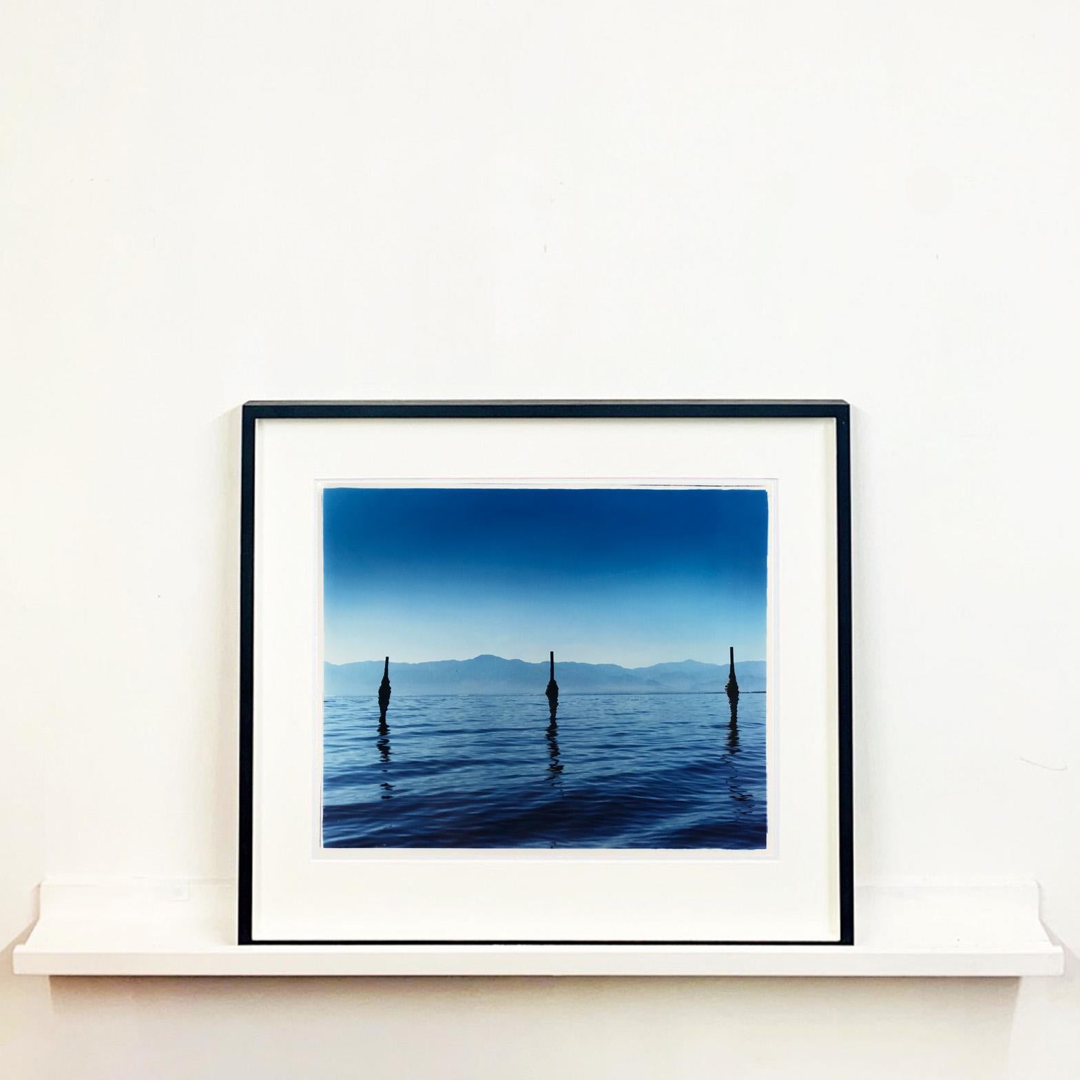 Jetty II - North Shore Yacht Club, Salton Sea, Kalifornien - Farbfotografie (Zeitgenössisch), Photograph, von Richard Heeps