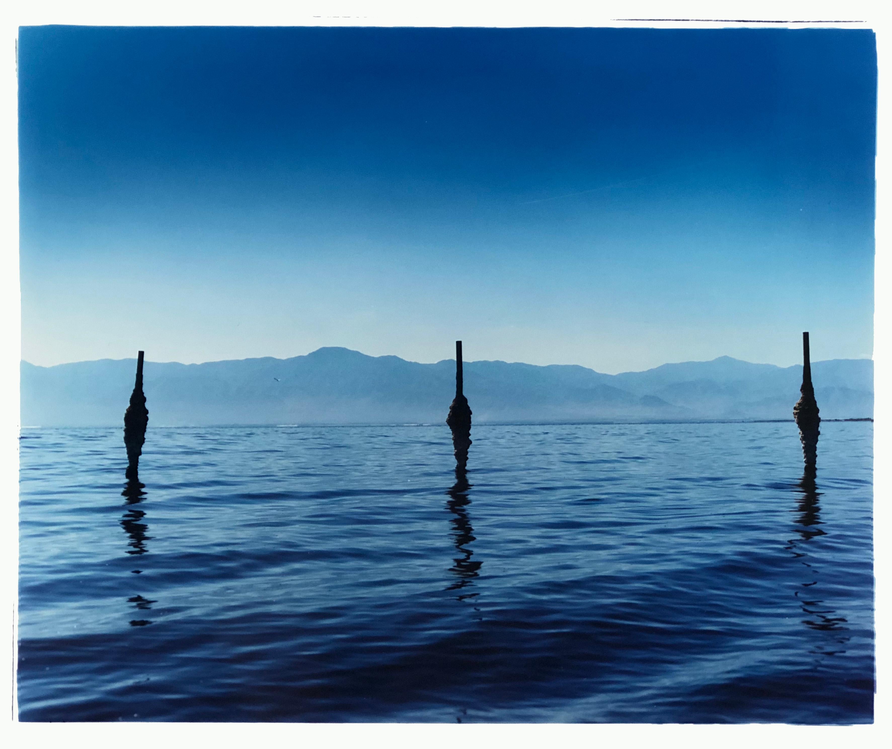 Richard Heeps Color Photograph – Jetty II - North Shore Yacht Club, Salton Sea, Kalifornien - Farbfotografie