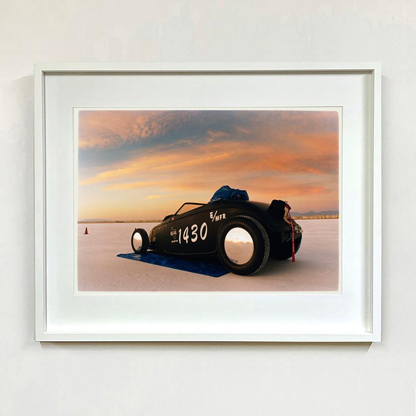 Jim Jard - Roadster del '32 (Dawn), Bonneville Salt Flats - Fotografia di paesaggio automobilistico - Photograph Contemporaneo di Richard Heeps