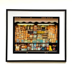 Karma, Milano - Stampa incorniciata di una fotografia di strada scattata in una libreria italiana