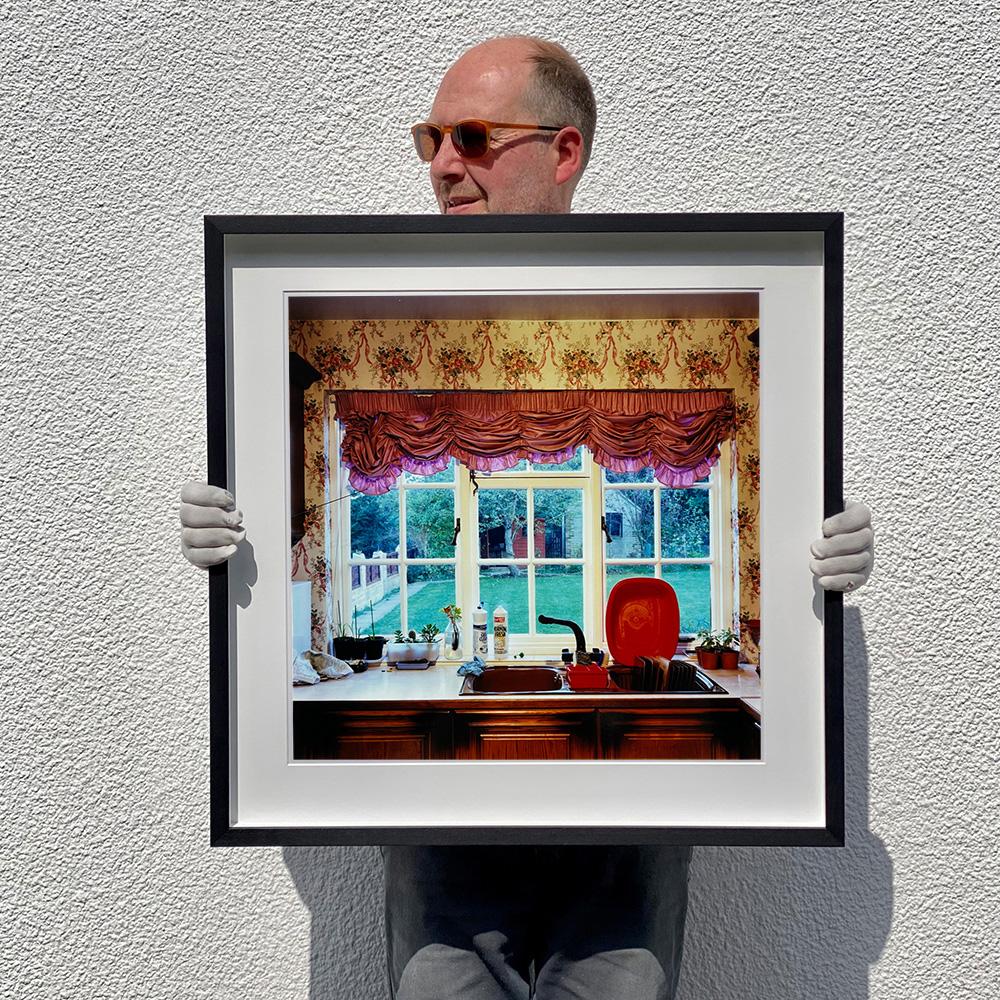 Kitchen Sink – Ordinary Places Vintage-Interieurfotografie – Print von Richard Heeps
