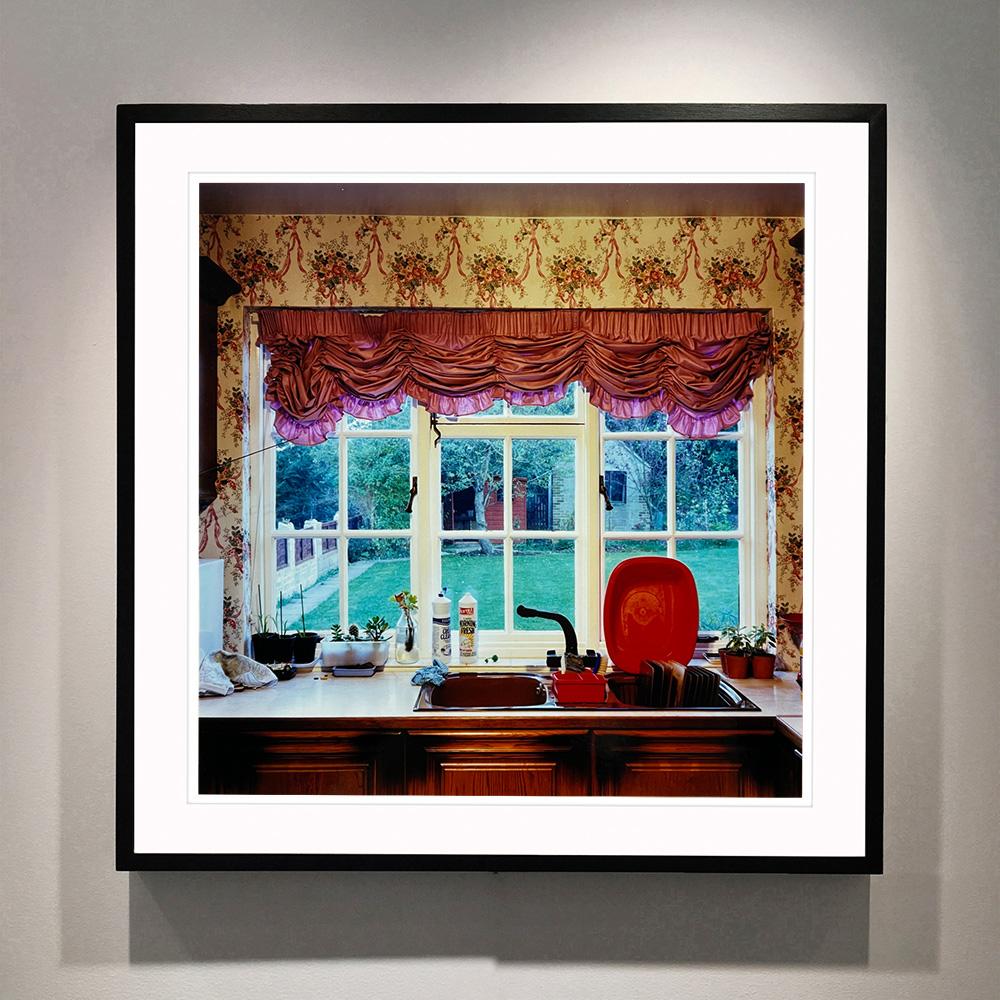 Kitchen Sink – Ordinary Places Vintage-Interieurfotografie (Pop-Art), Print, von Richard Heeps